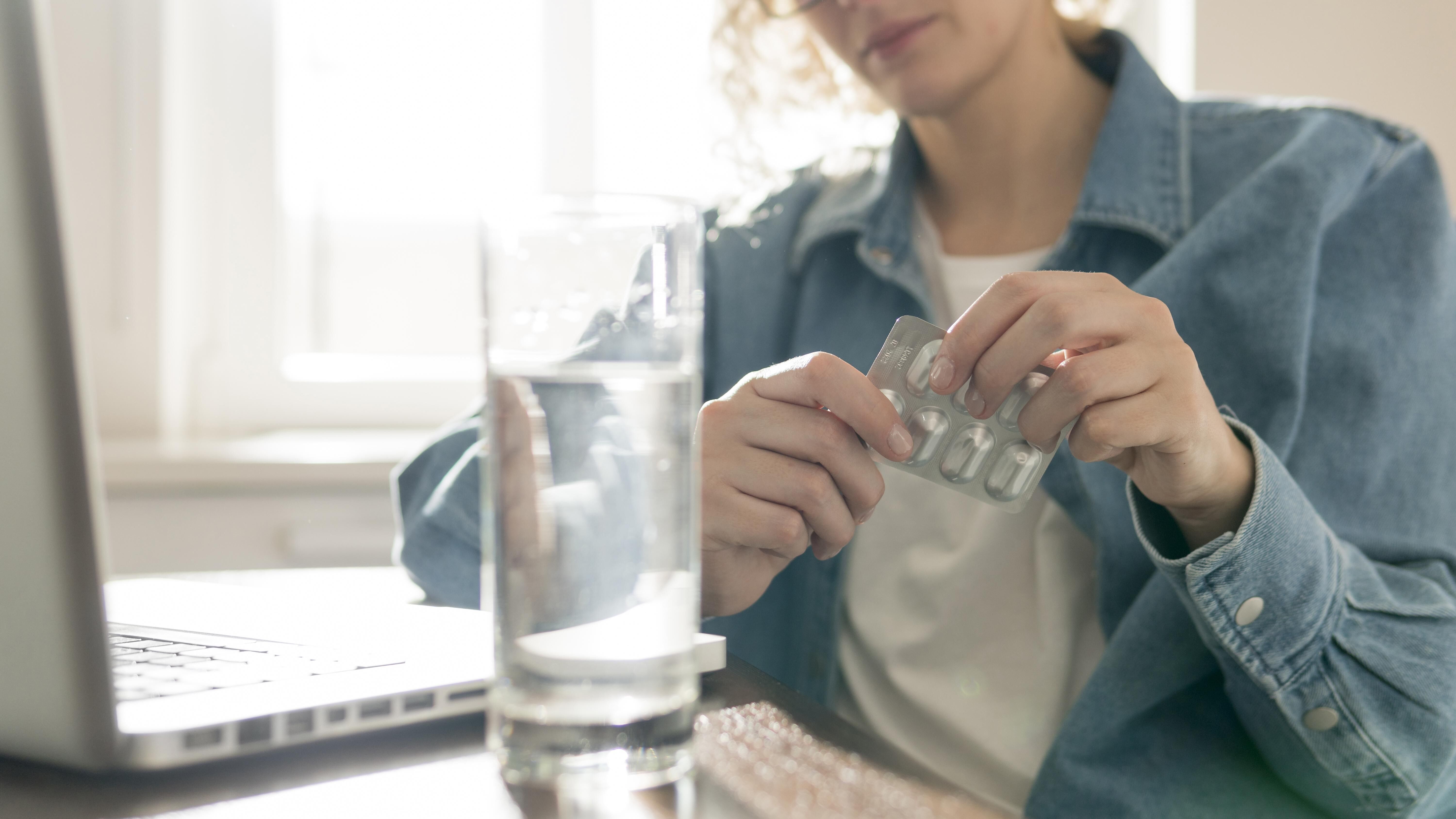 挑選長雙歧桿菌益生菌時可以注意是否有包埋技術,以保護活菌通過胃酸並順利進入腸道。