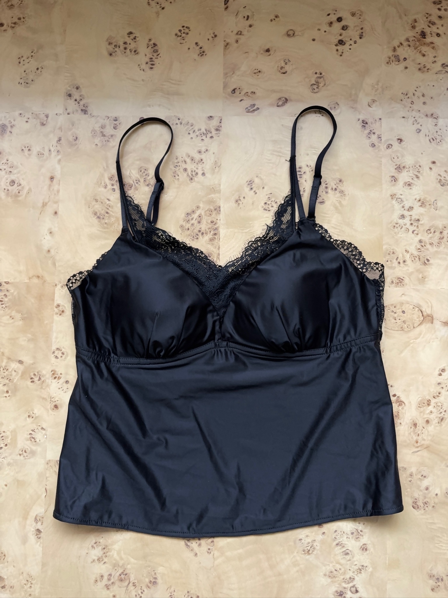 M40/ 絲質薄墊美背細肩bra top