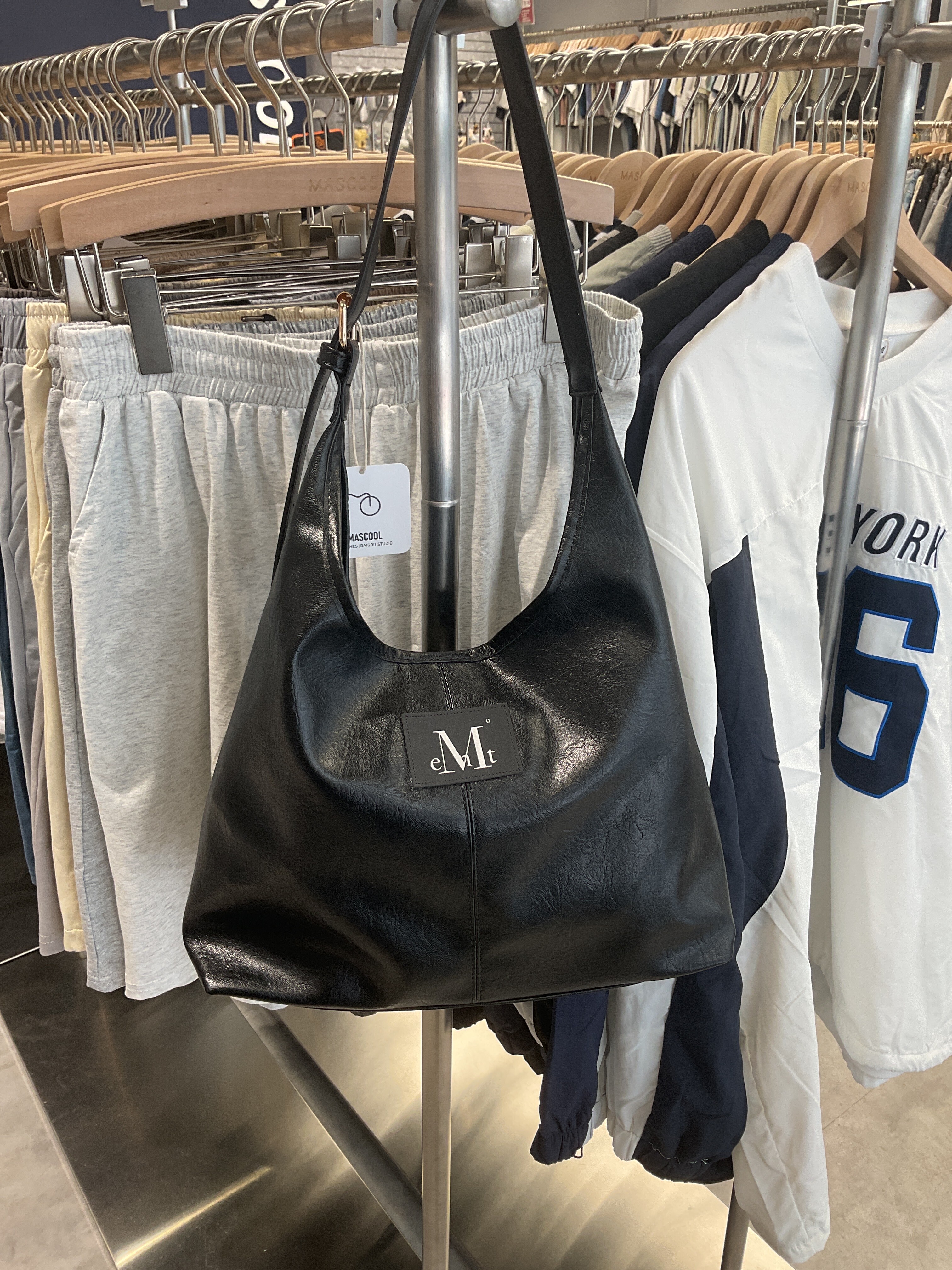 MUCENT CRESCENT LEATHER 斜背包