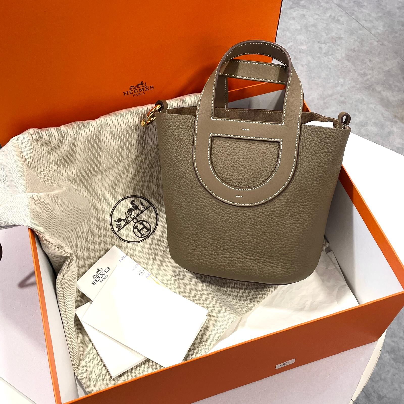 全新HERMES IN-THE-LOOP 18 W 刻 ETOUPE 大象灰TC皮金扣 #豬鼻水桶袋 ##BRAND NEW#香榭站正品
