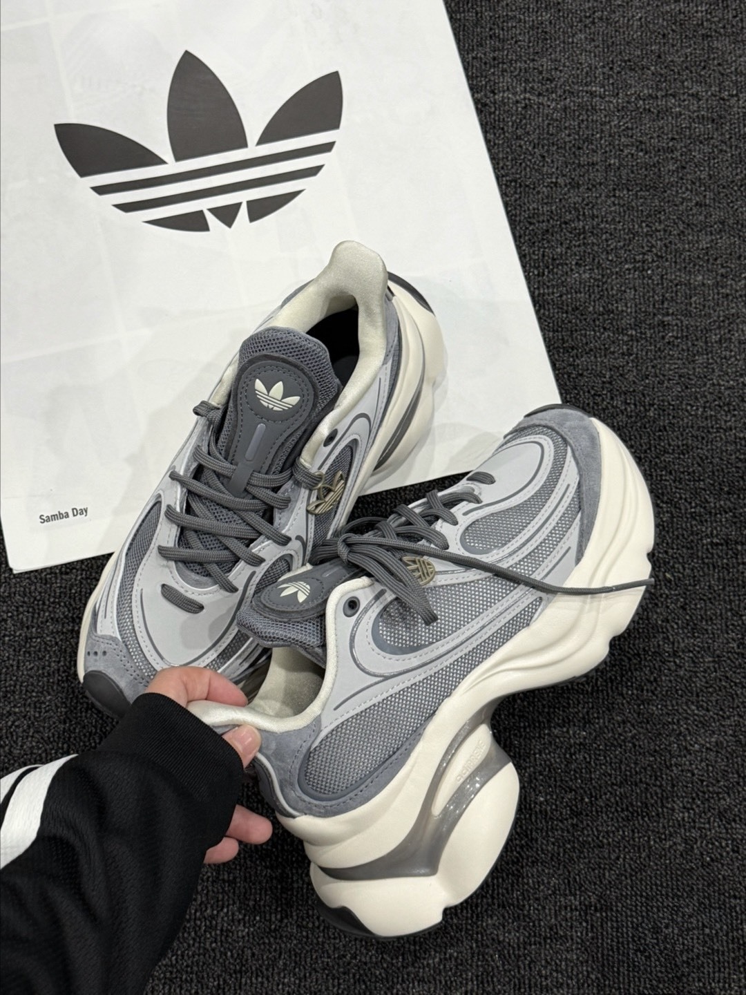 【預購】Adidas Ozvenuz  浮蝶鞋 老爹鞋  灰銀色 厚底 KJ3974