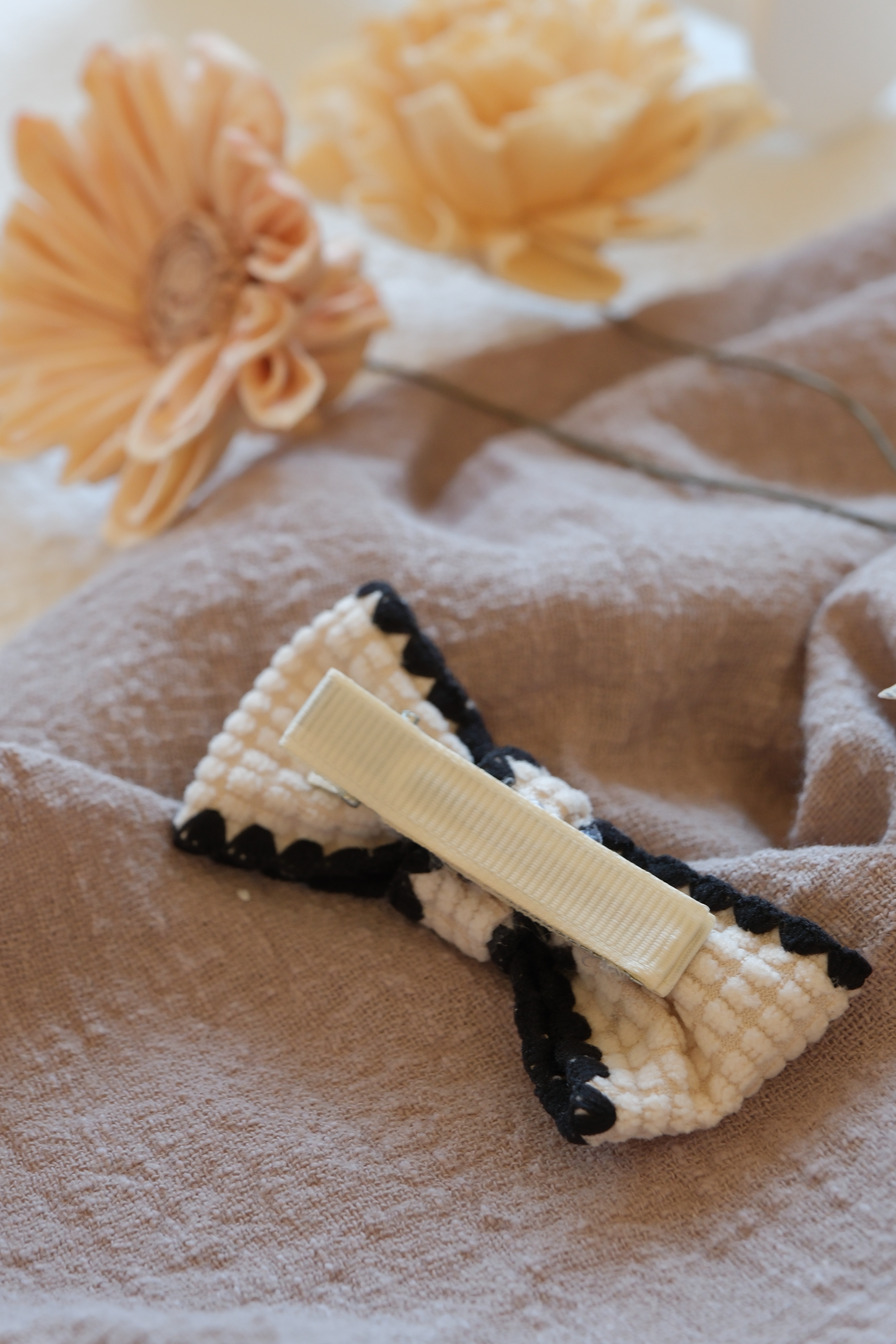 手工貝殼邊華夫格蝴蝶結髮夾一組兩個(黑)