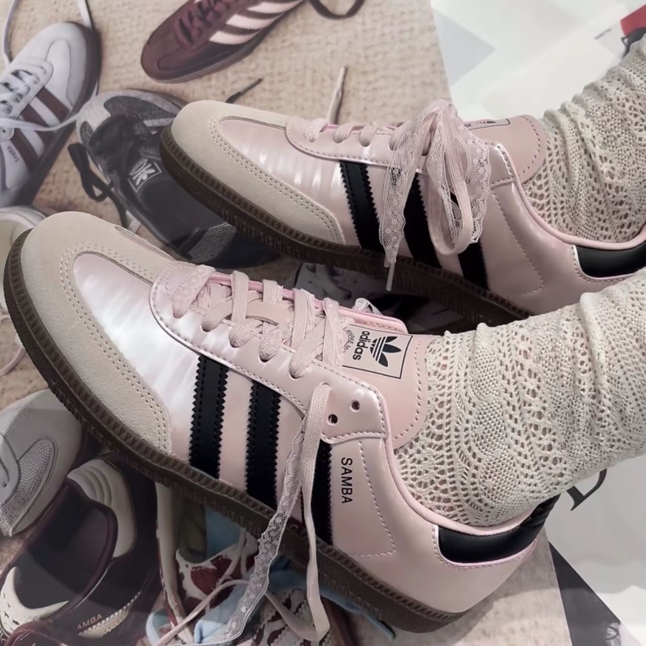 ADIDAS ORIGINALS SAMBA OG 蕾絲 緞面黑粉 森巴 休閒 女鞋 KJ4305