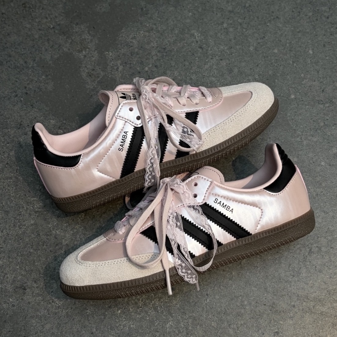 ADIDAS ORIGINALS SAMBA OG 蕾絲 緞面黑粉 森巴 休閒 女鞋 KJ4305