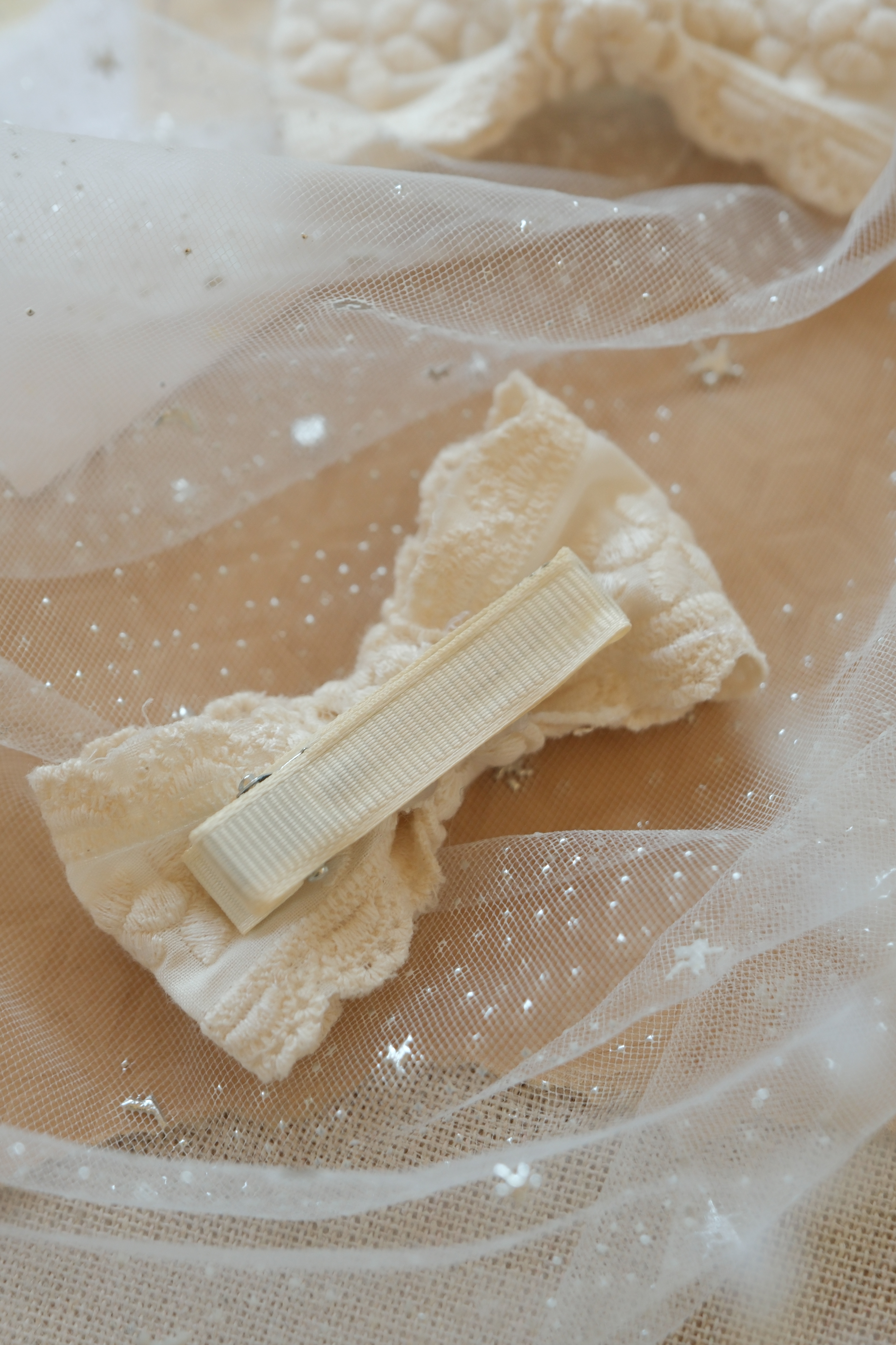 蕾絲刺繡小花蝴蝶結髮夾一組兩個