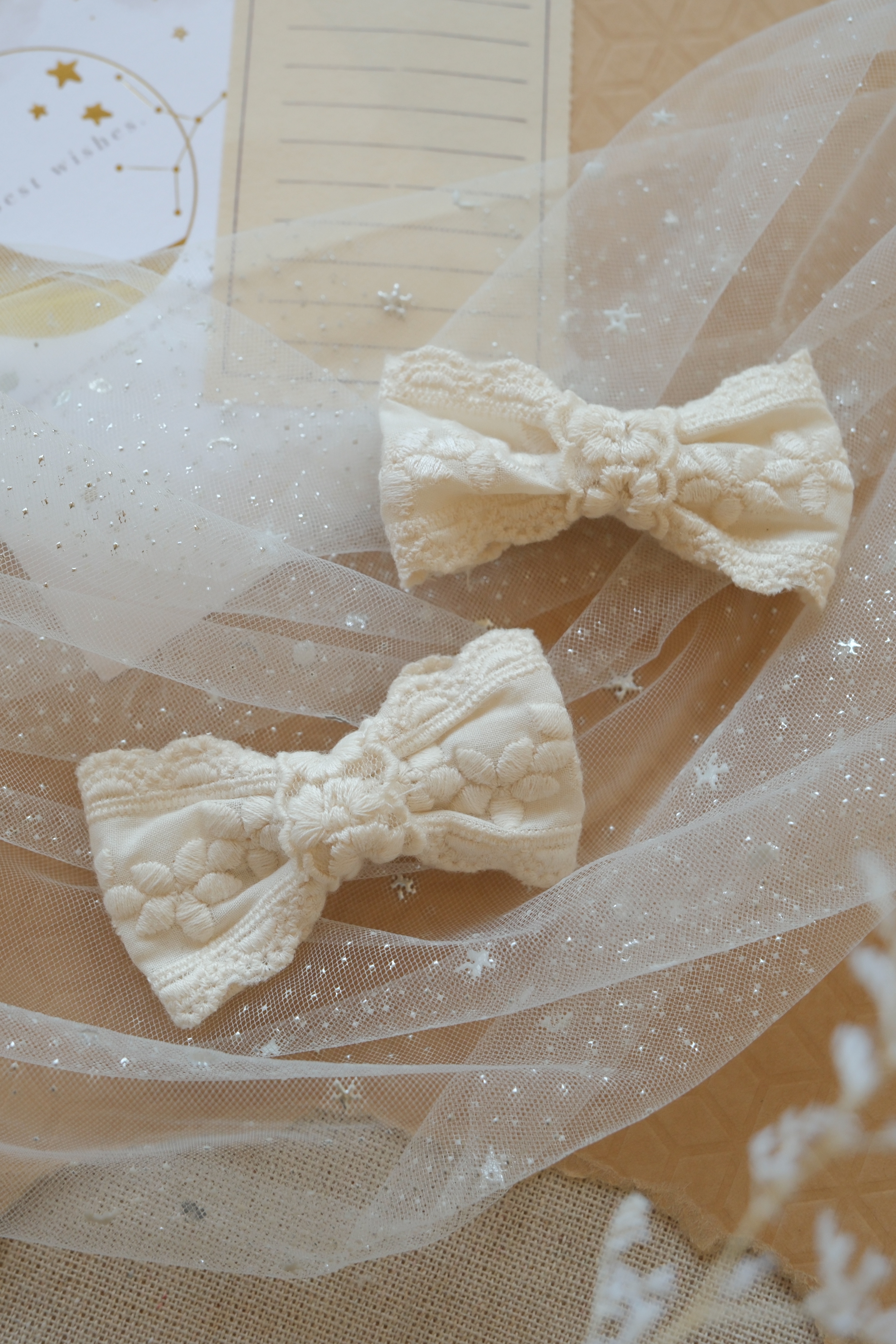 蕾絲刺繡小花蝴蝶結髮夾一組兩個