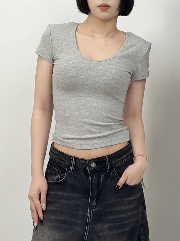 A92現貨顯臉小U領基本款短袖上衣