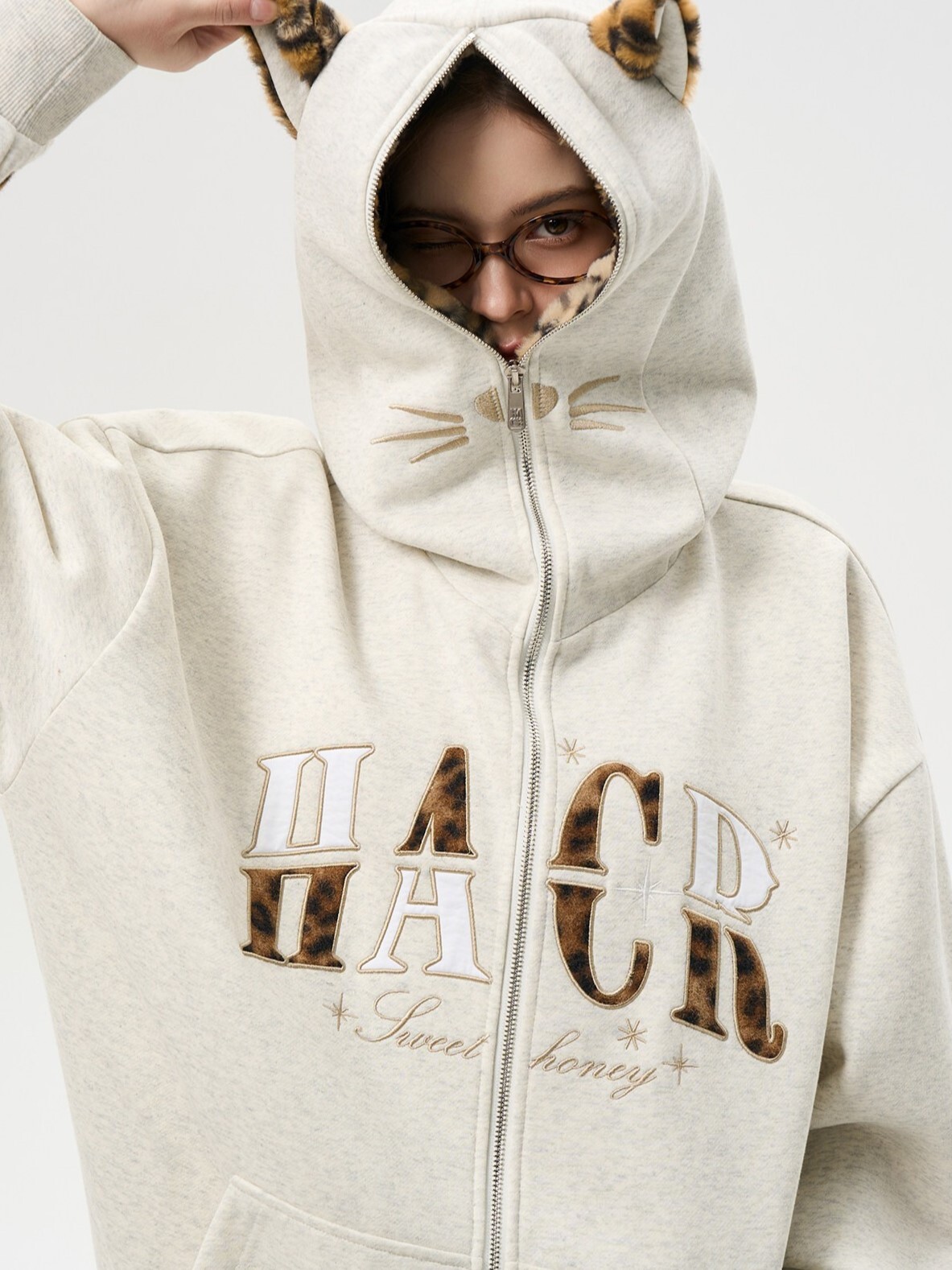 Harsh and Cruel 正面字母貼布Logo 豹紋貓耳朵 寬鬆休閒 連帽外套  HL26103012