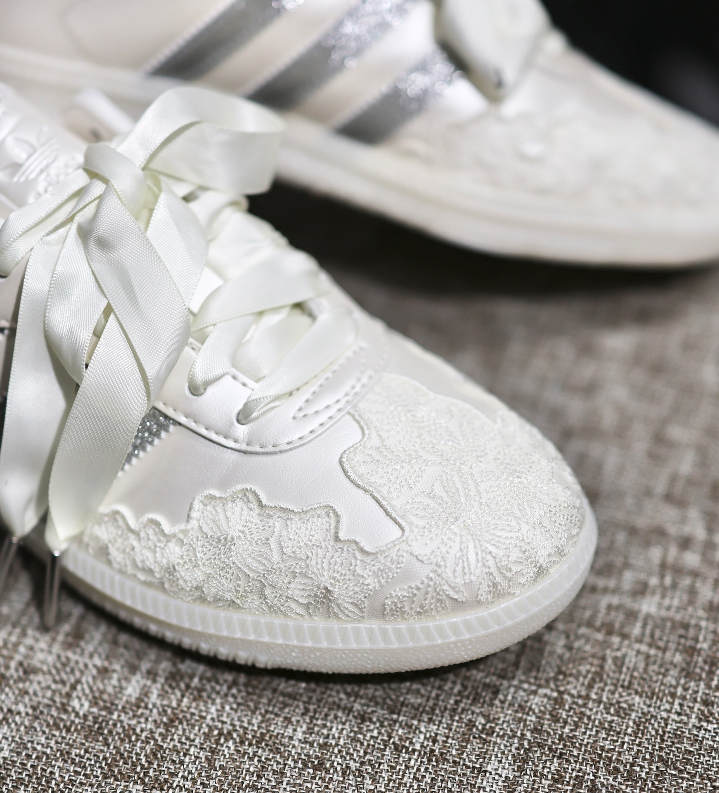 ADIDAS SAMBA OG 2026年情人節限定白珠光蕾絲灰銀 hp3658