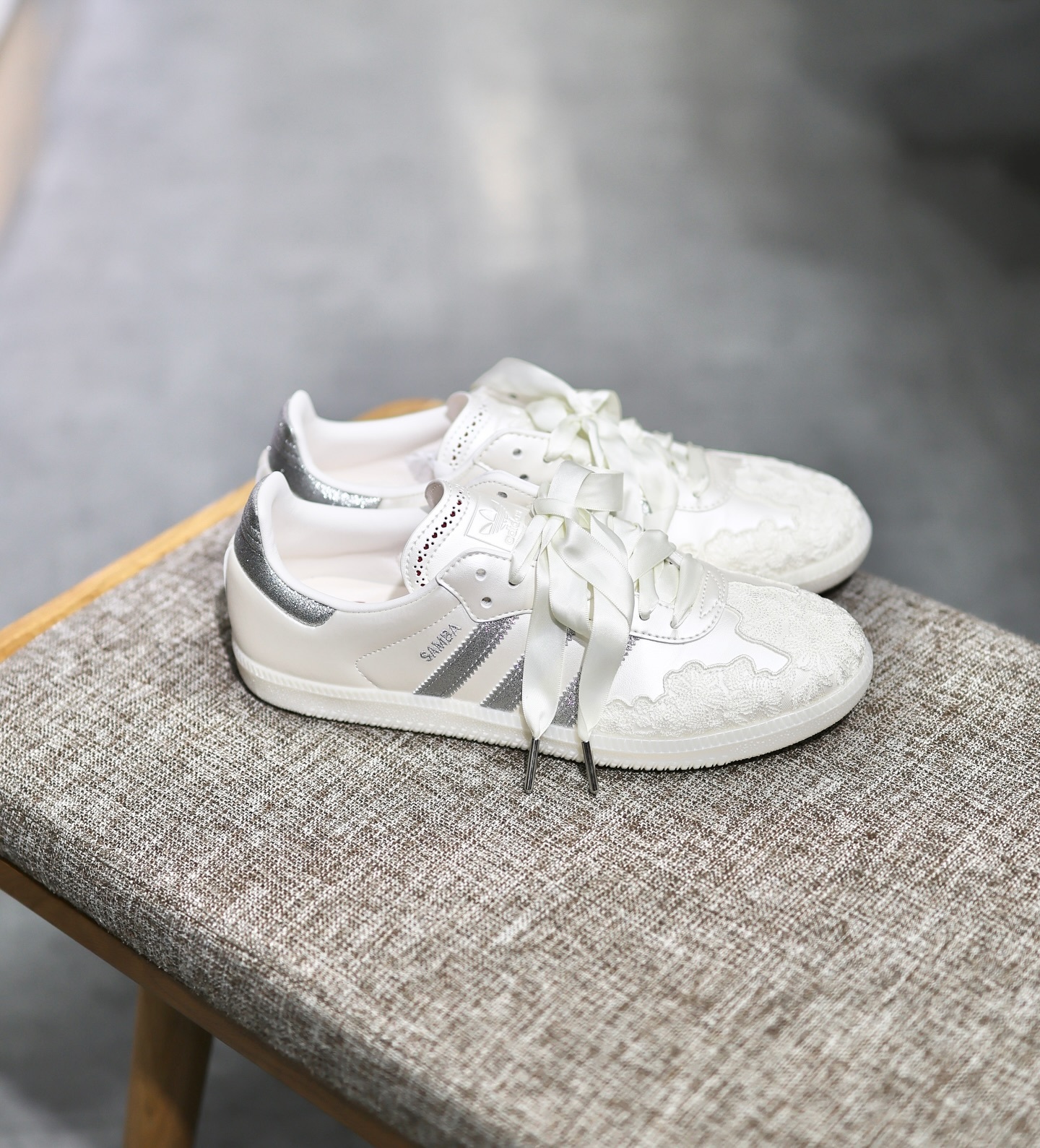 ADIDAS SAMBA OG 2026年情人節限定白珠光蕾絲灰銀 hp3658