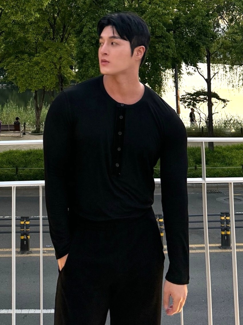 天鵝絨線亨利領肌肉貼合T卹  孔劉同款