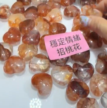 260315 - E64 巨型愛心紅膠花晶（左右通窿）隔珠1粒