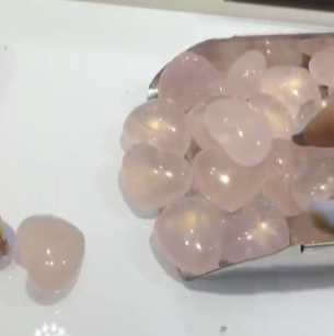 260315 - E65 巨型愛心粉晶（左右通窿）隔珠1粒