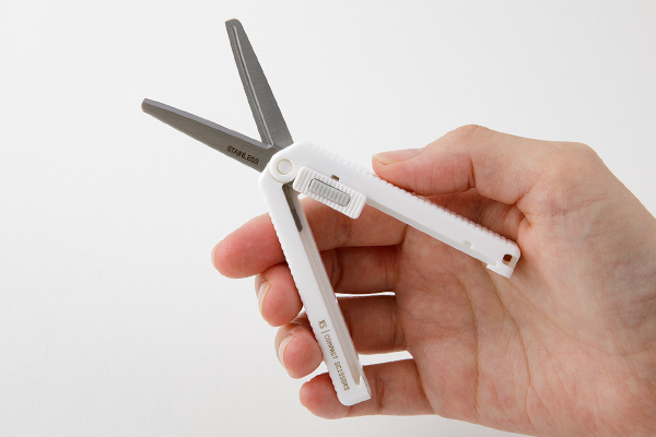 midori XS 迷你剪刀：一鍵收閤刀刃