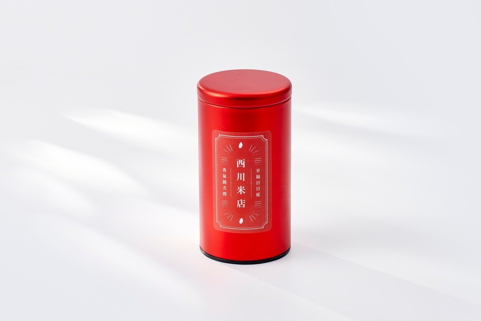 西川米店的紅色茶罐,顏色喜氣,使用臺灣特有的日月潭紅玉紅茶