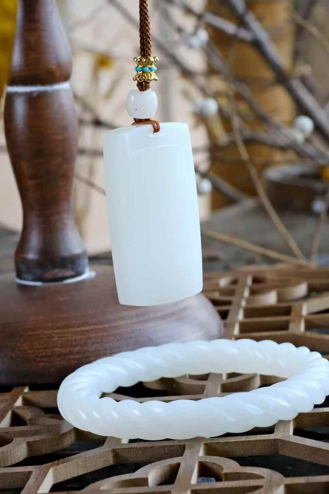 37732 和田玉白玉絞絲紋鐲+無事牌