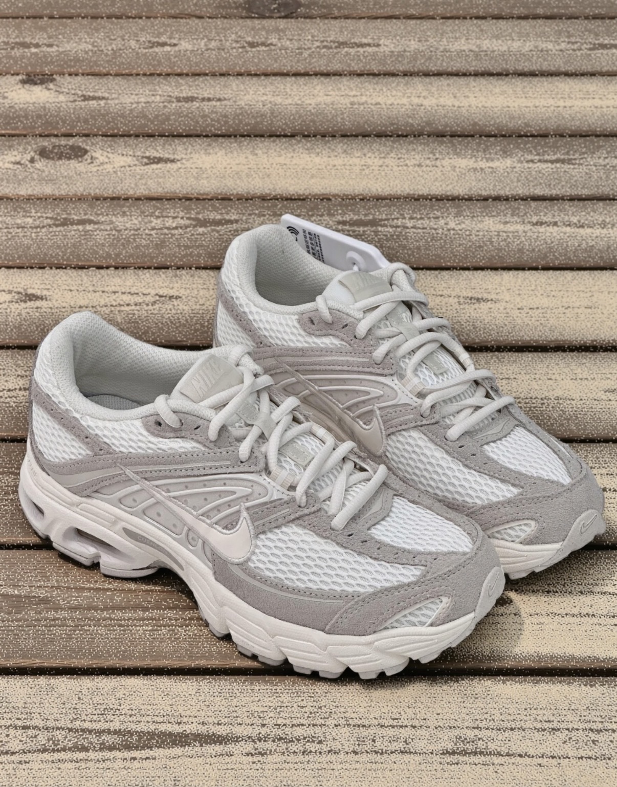 女鞋 NIKE W AIR MAX MOTO 2K SE 奶茶灰 麂皮 網眼 透氣 緩震 氣墊 運動 休閒鞋【IO4862-100】