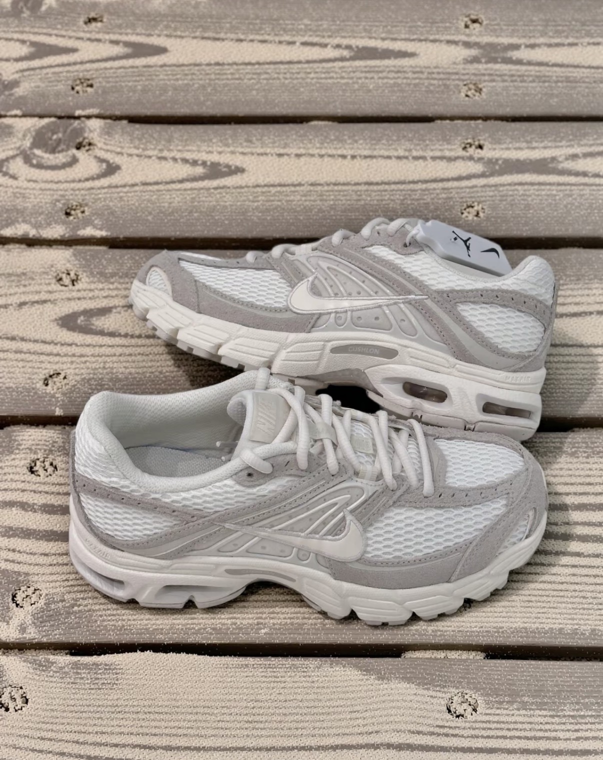 女鞋 NIKE W AIR MAX MOTO 2K SE 奶茶灰 麂皮 網眼 透氣 緩震 氣墊 運動 休閒鞋【IO4862-100】