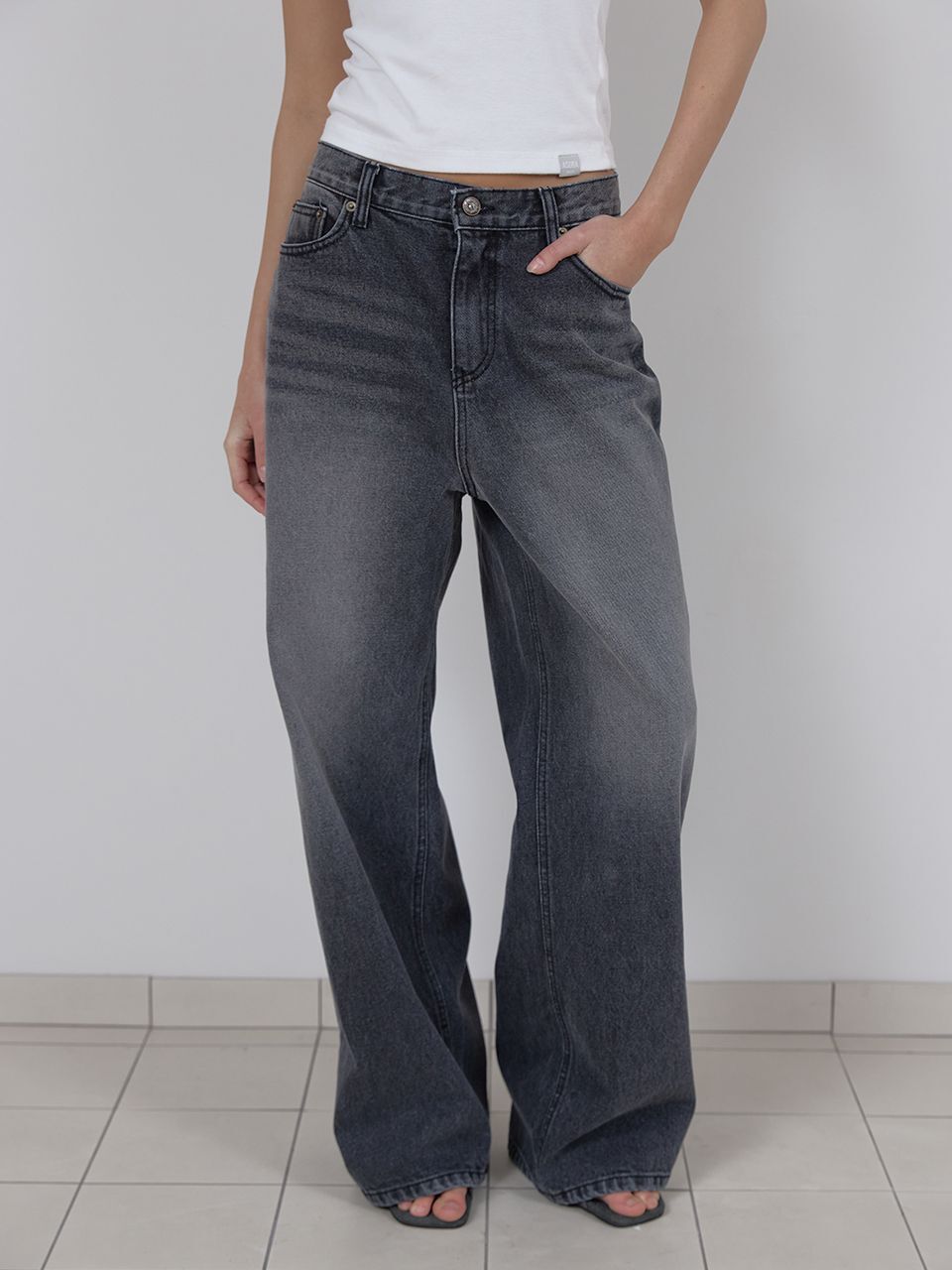 (A30)ESSENTIAL LOW-RISE JEAN (BLACK)