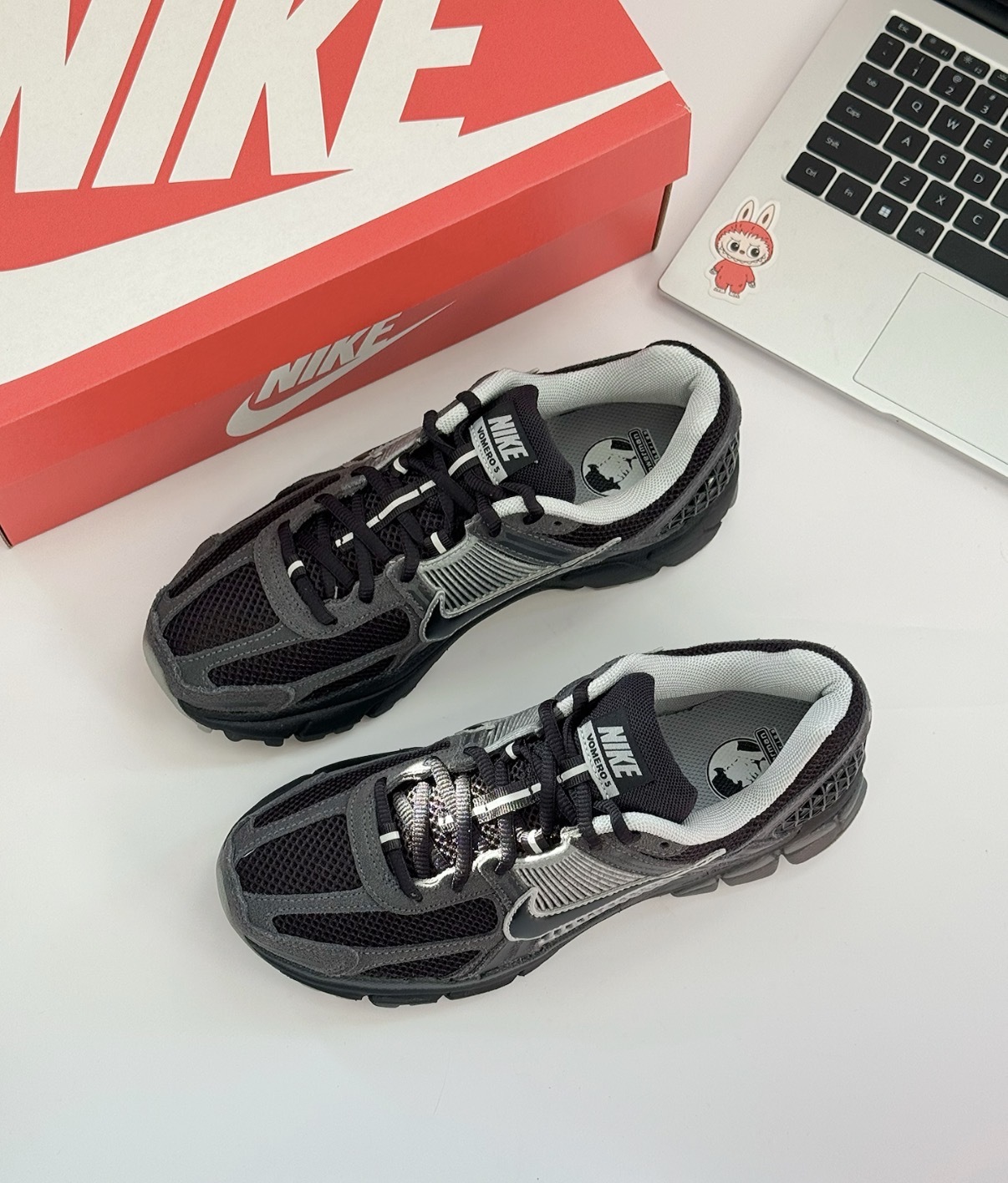男鞋 NIKE ZOOM VOMERO 5 'Anthracite' 鐵灰色 復古 緩震 支撐 休閒鞋 運動鞋【HF1553-006】VMO5