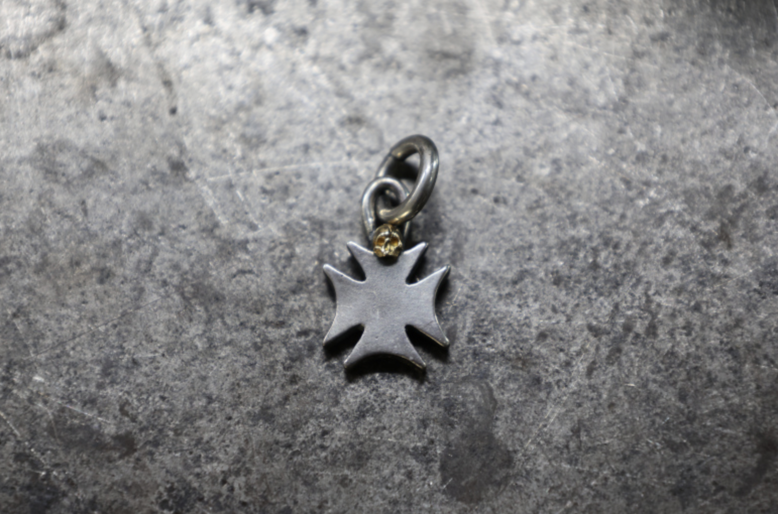 FC SE-1539 cross w tiny gold skull