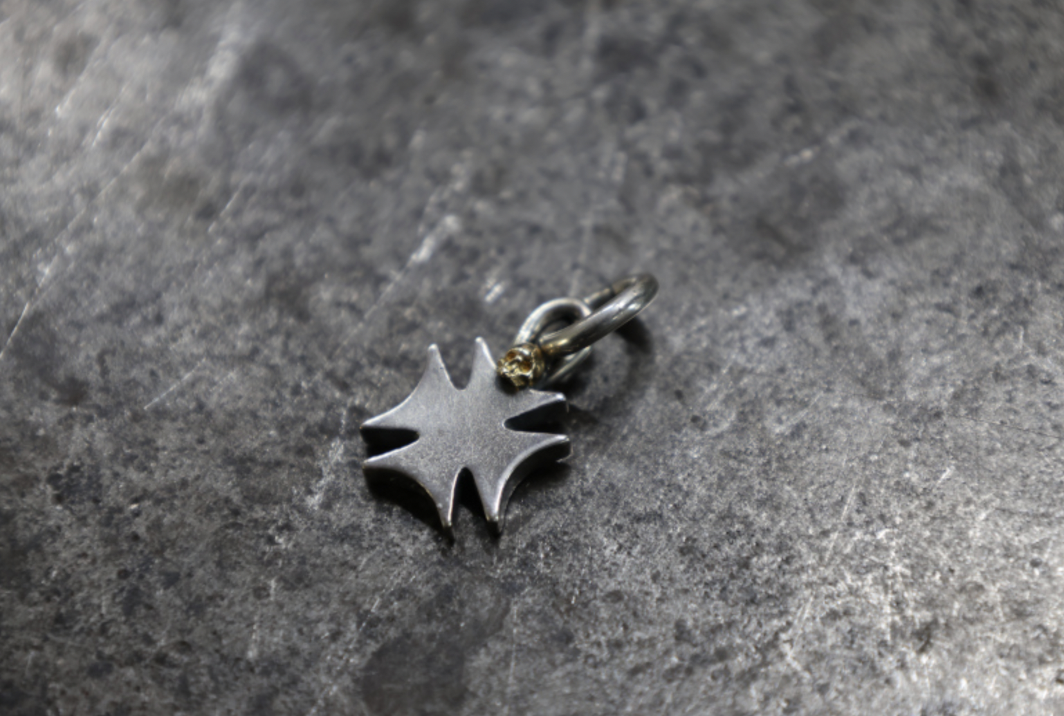 FC SE-1539 cross w tiny gold skull