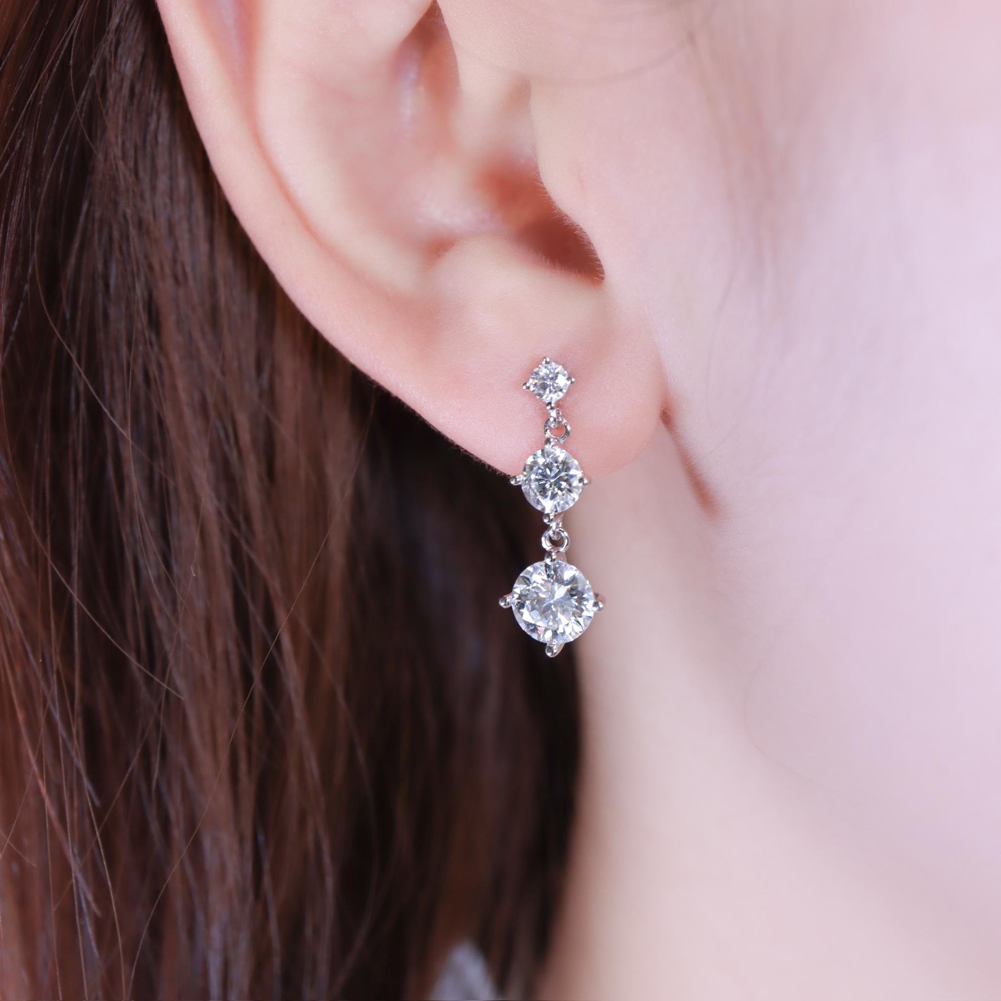 | 925純銀・厚鍍白金・莫桑石 | 鑽光幸福漫瀉耳環 | EA1131 |