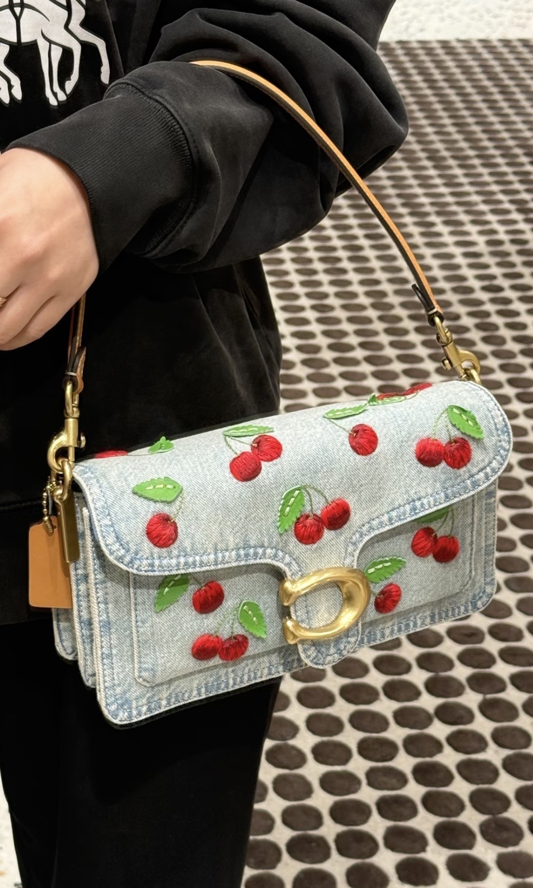 Coach Tabby 26櫻桃刺繡 牛仔布