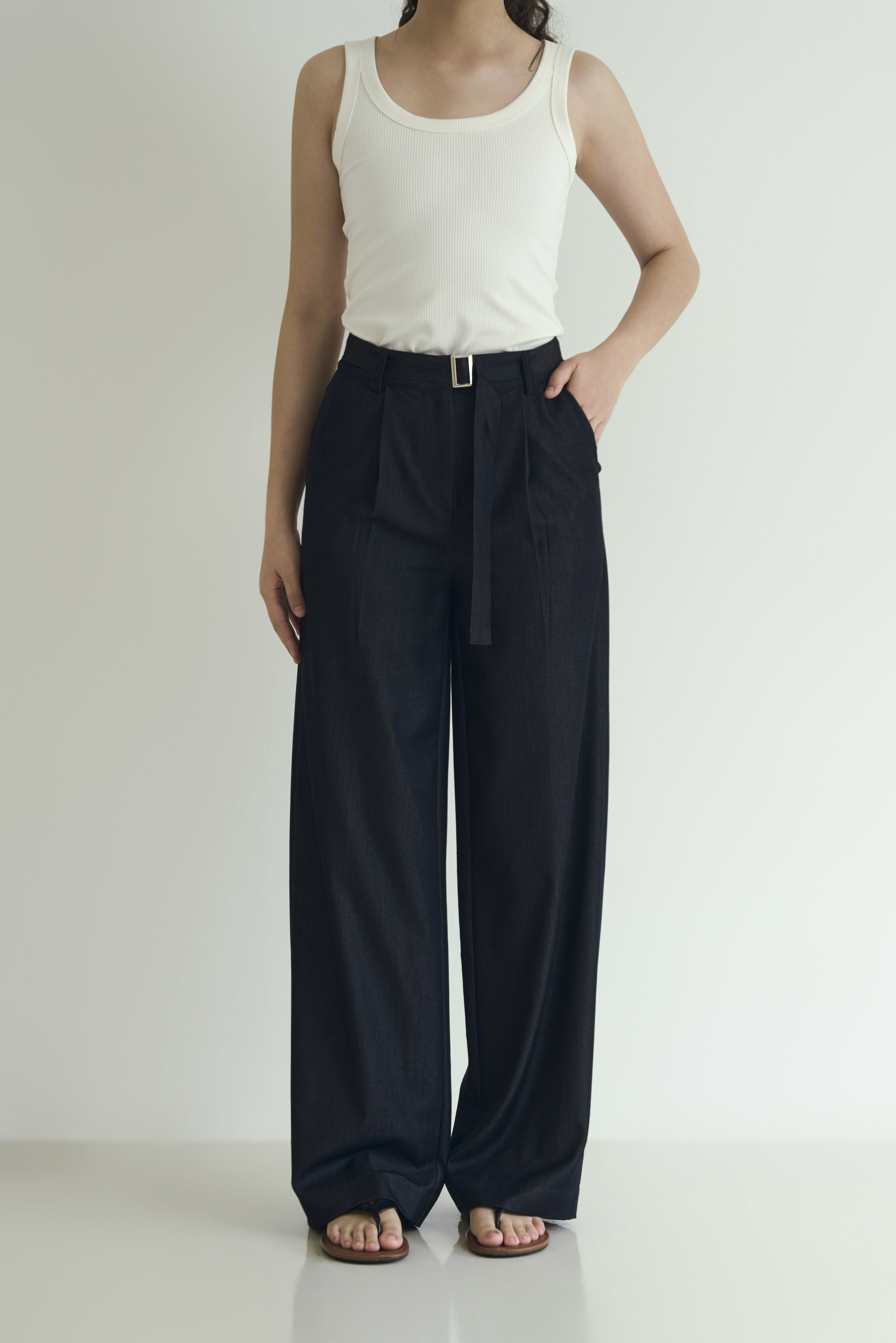 Gmade/丹寧染薄料活褶西裝直筒褲（附腰帶）-原色藍【短S.短M 5/20陸續出貨，其餘尺寸4/17陸續出貨】