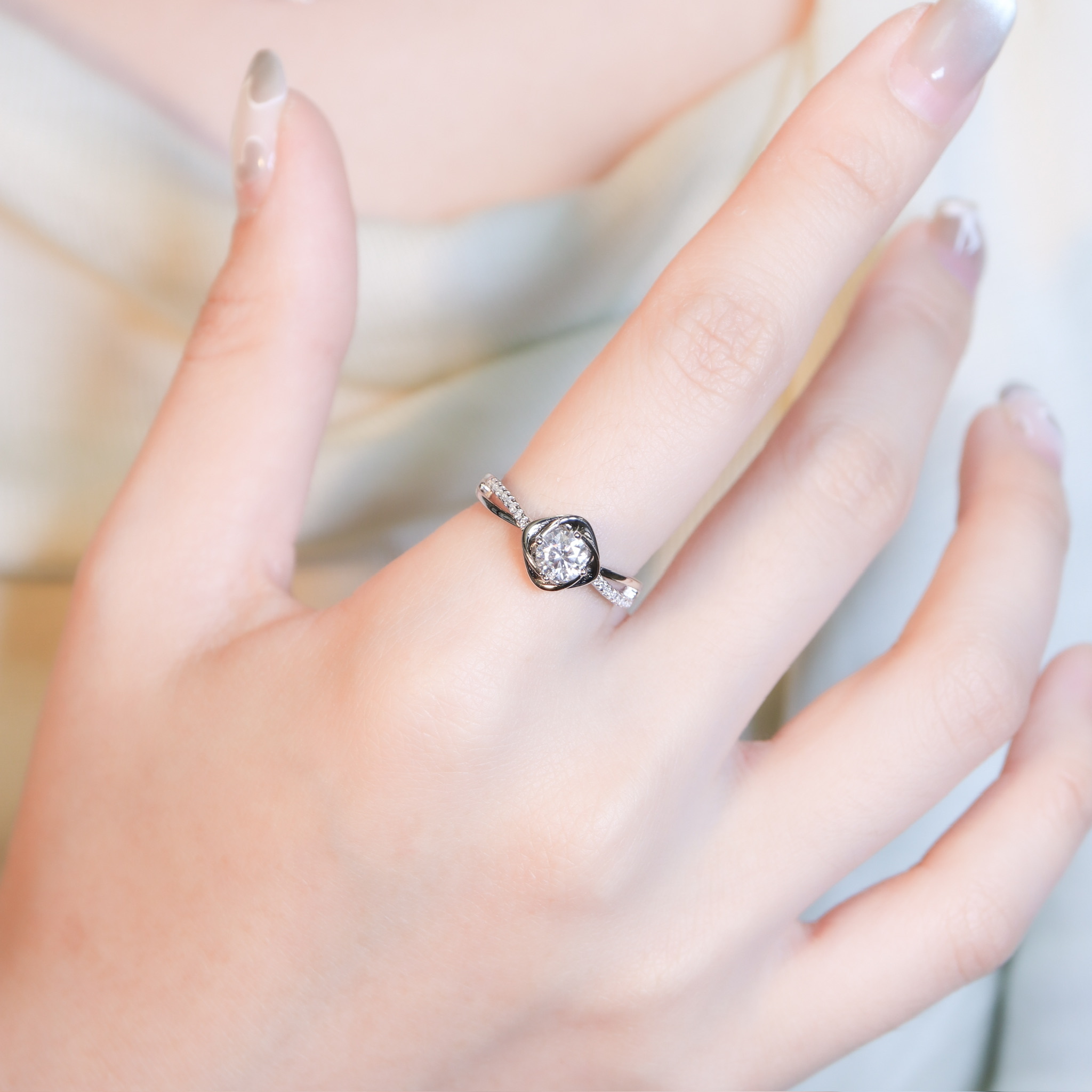 | 925純銀・厚鍍白金・莫桑石 | 鑽光唯一的玫瑰戒指  | RI1075 |