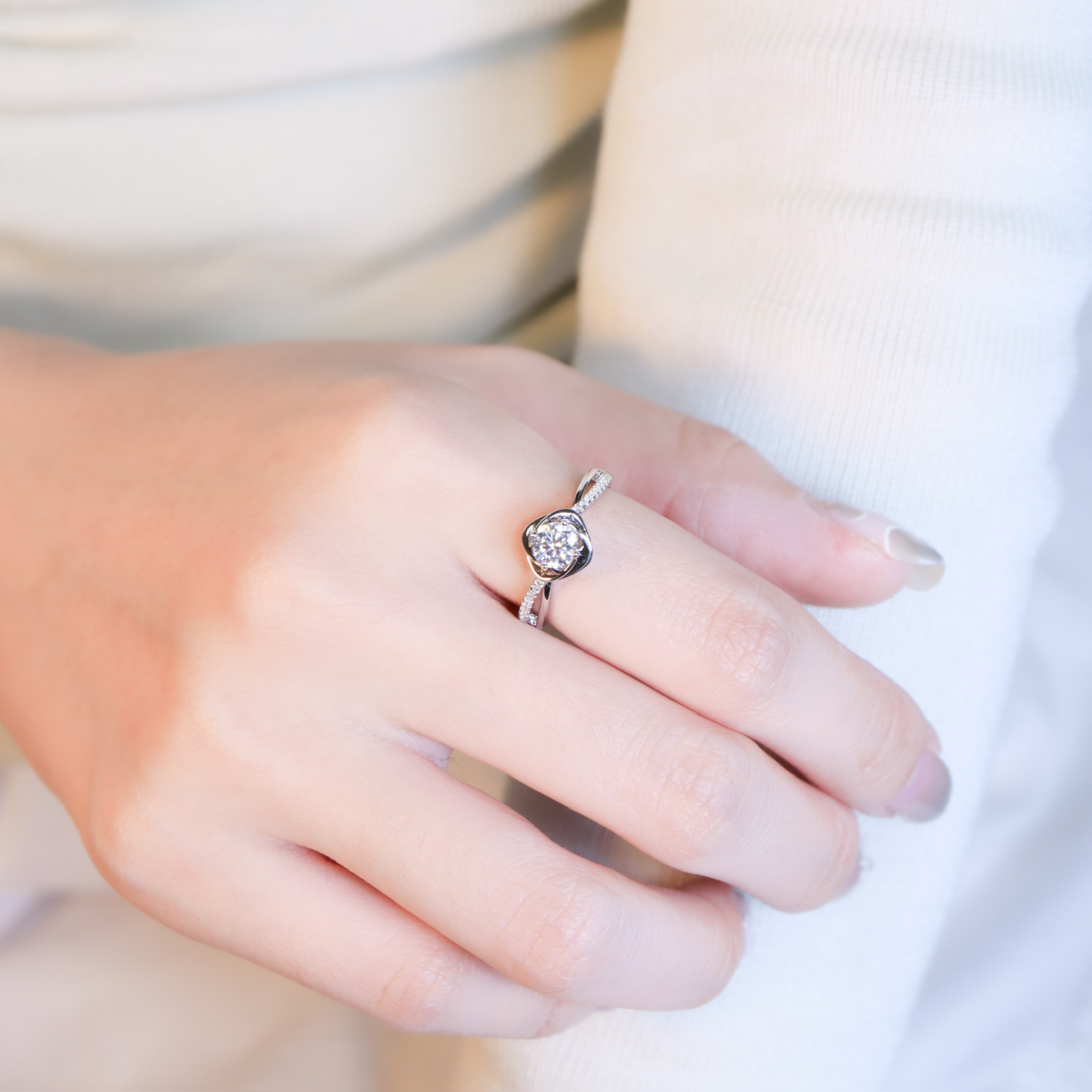 | 925純銀・厚鍍白金・莫桑石 | 鑽光唯一的玫瑰戒指  | RI1075 |