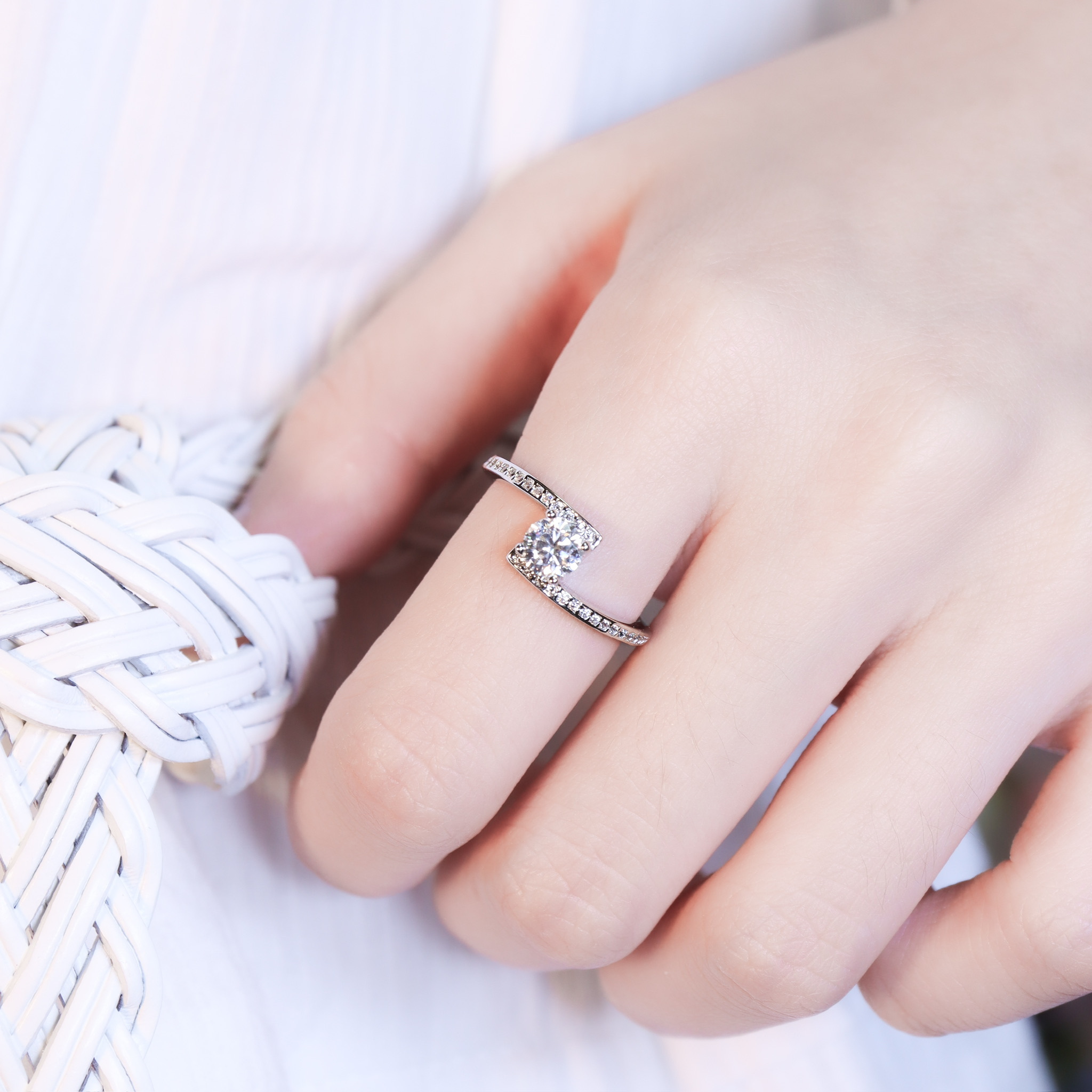 | 925純銀・厚鍍白金・莫桑石 | 鑽光終會相擁戒指  | RI1059 |