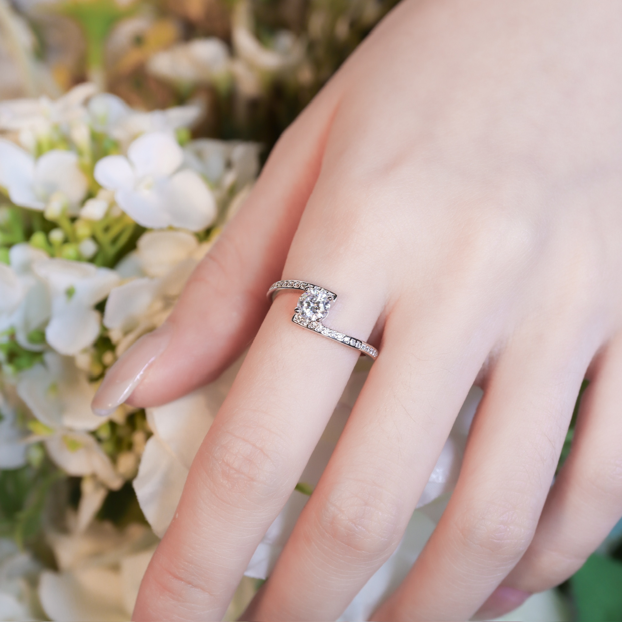 | 925純銀・厚鍍白金・莫桑石 | 鑽光終會相擁戒指  | RI1059 |