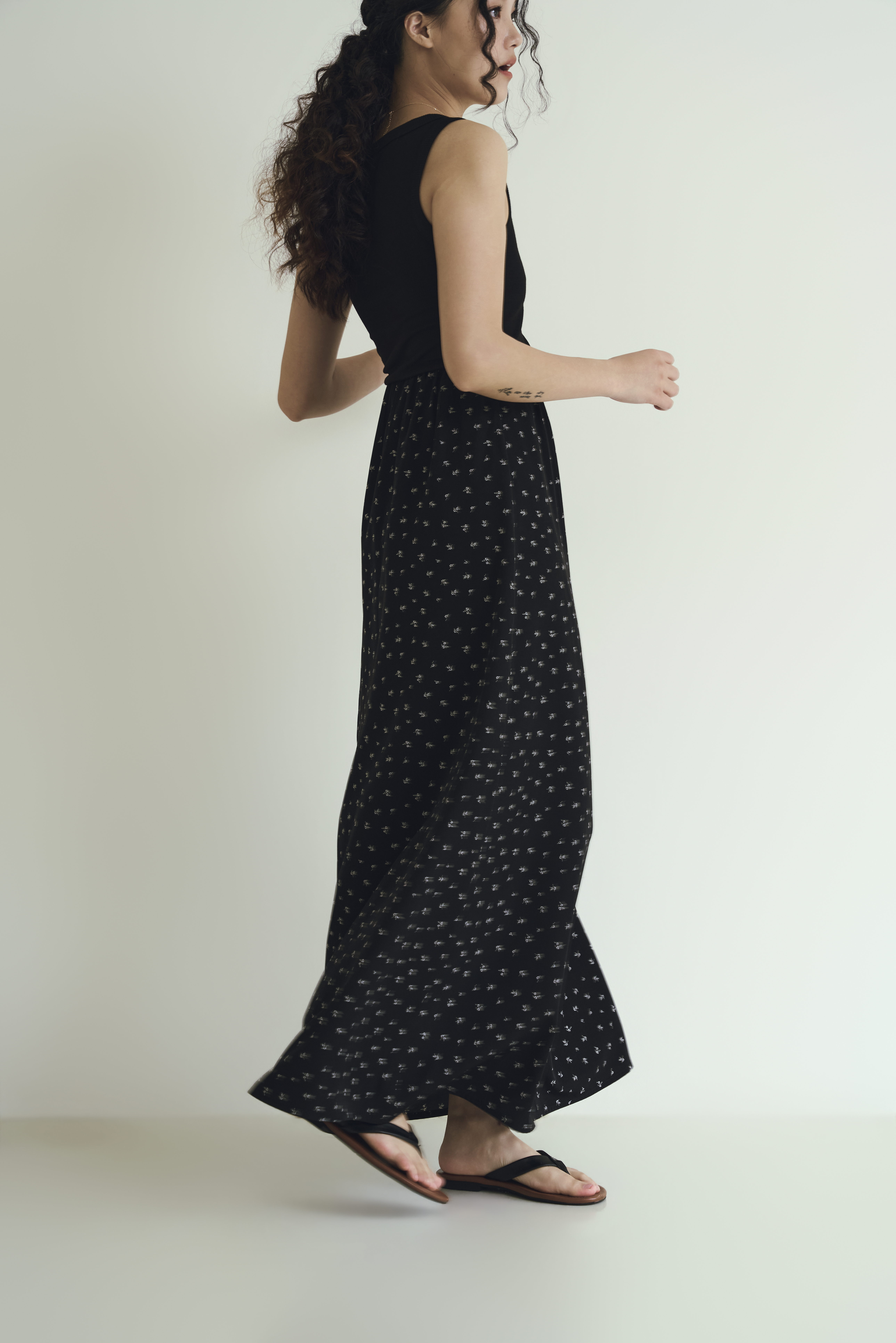 Gmade/春分序曲飄感碎花長裙-黑