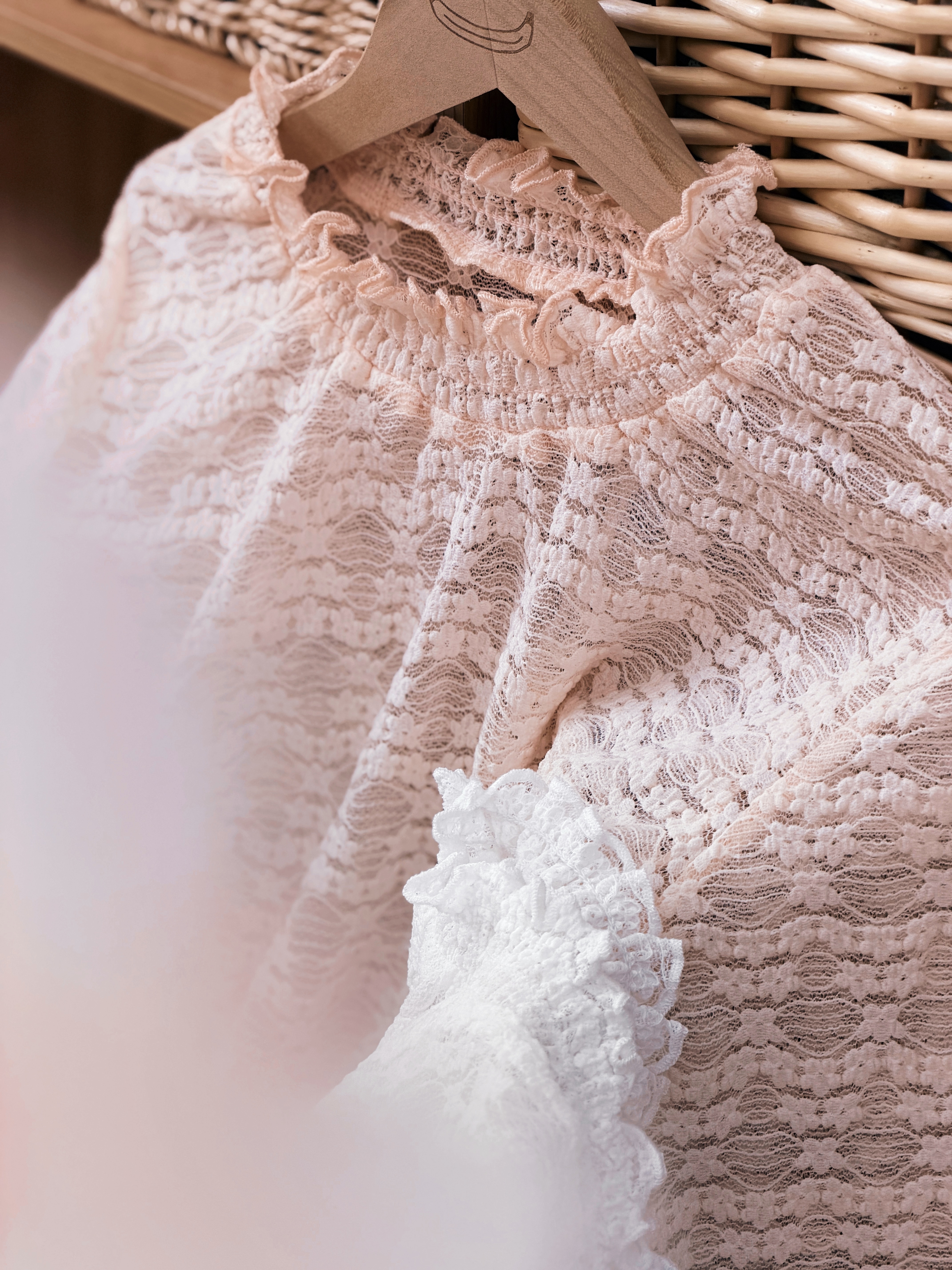 兩色 / 輕透三角櫻花薄長袖上衣 / Ethereal Sakura Lace Top