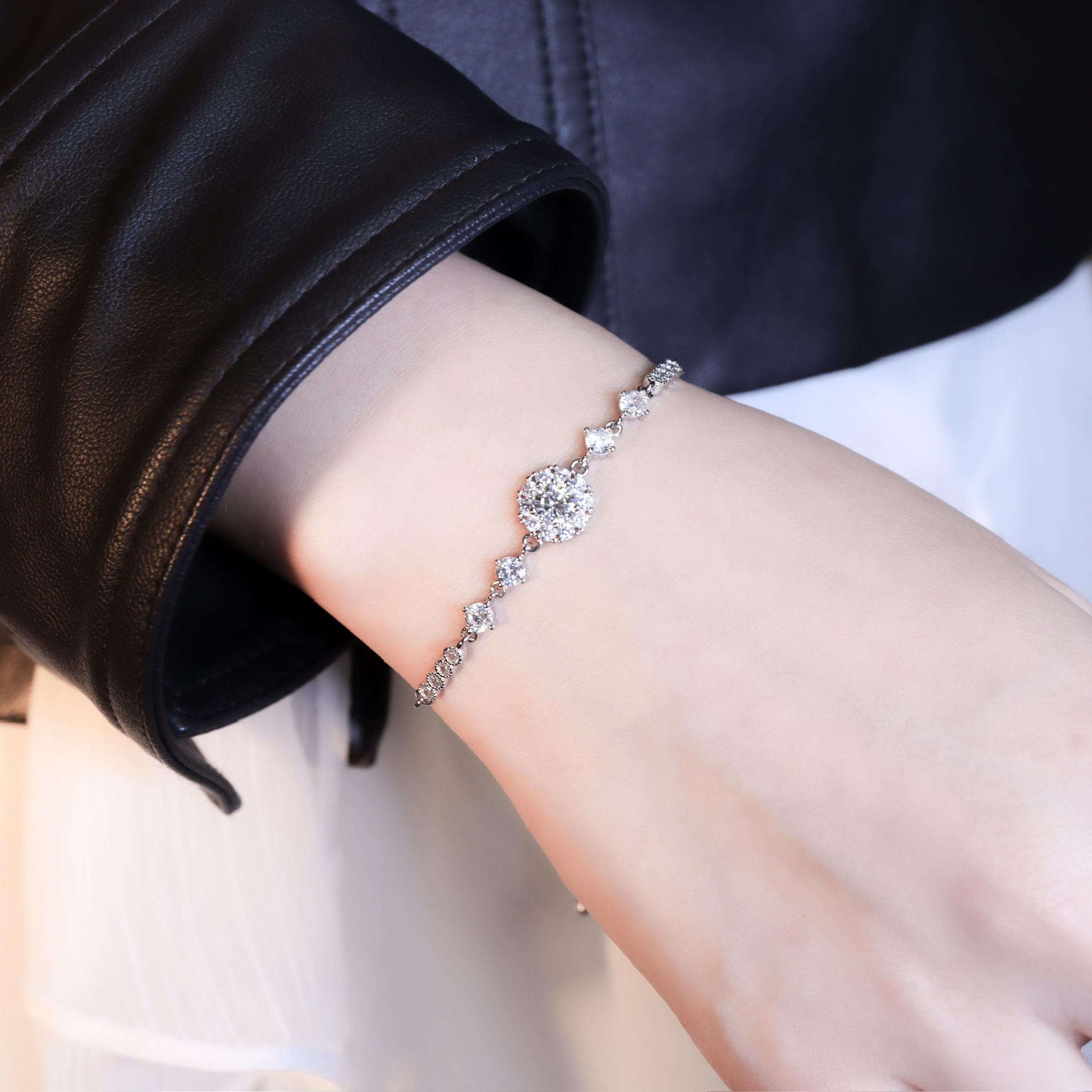 | 925純銀・ 厚鍍白金 ・莫桑石 | 鑽光精靈舞步手鏈 | BR1522 |