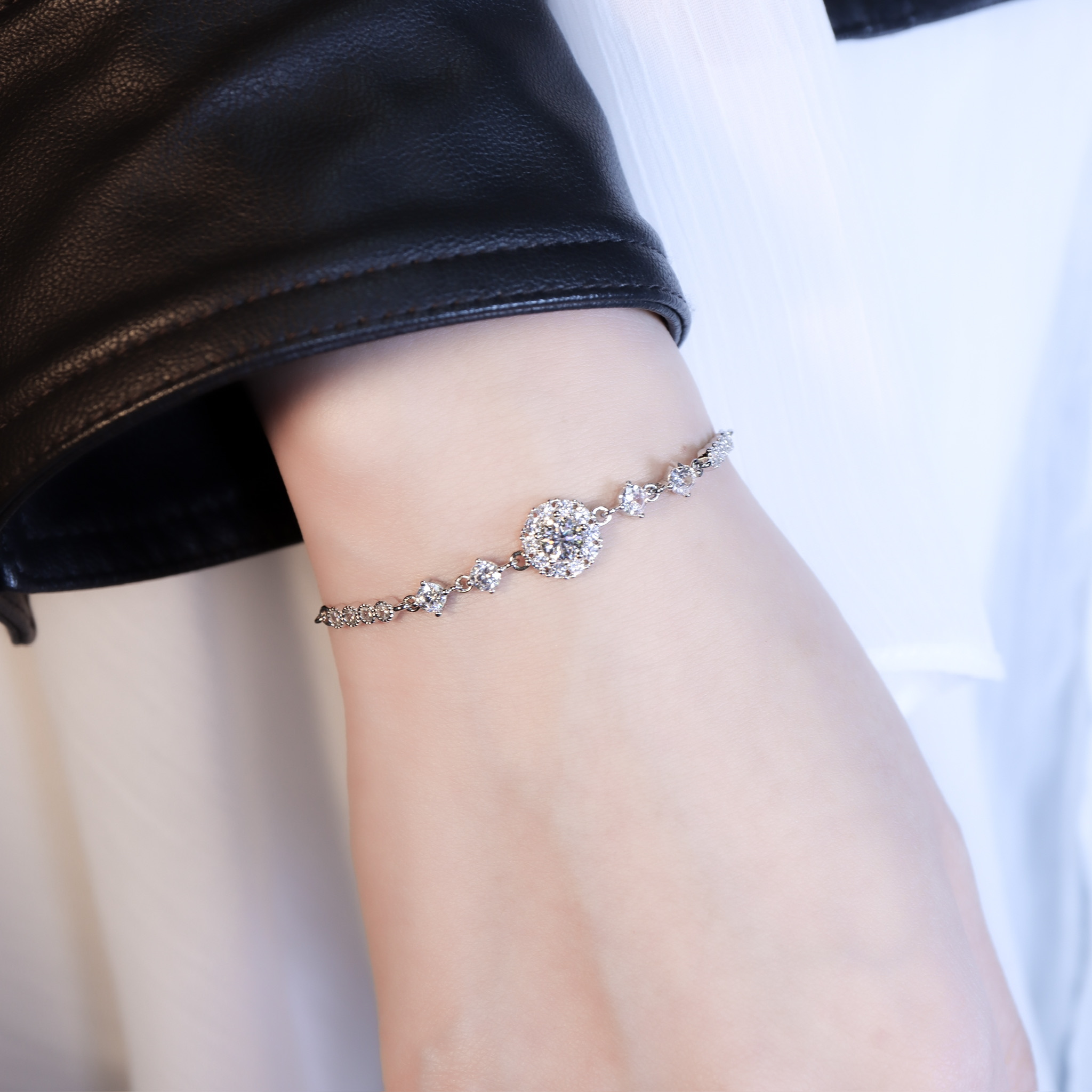 | 925純銀・ 厚鍍白金 ・莫桑石 | 鑽光精靈舞步手鏈 | BR1522 |