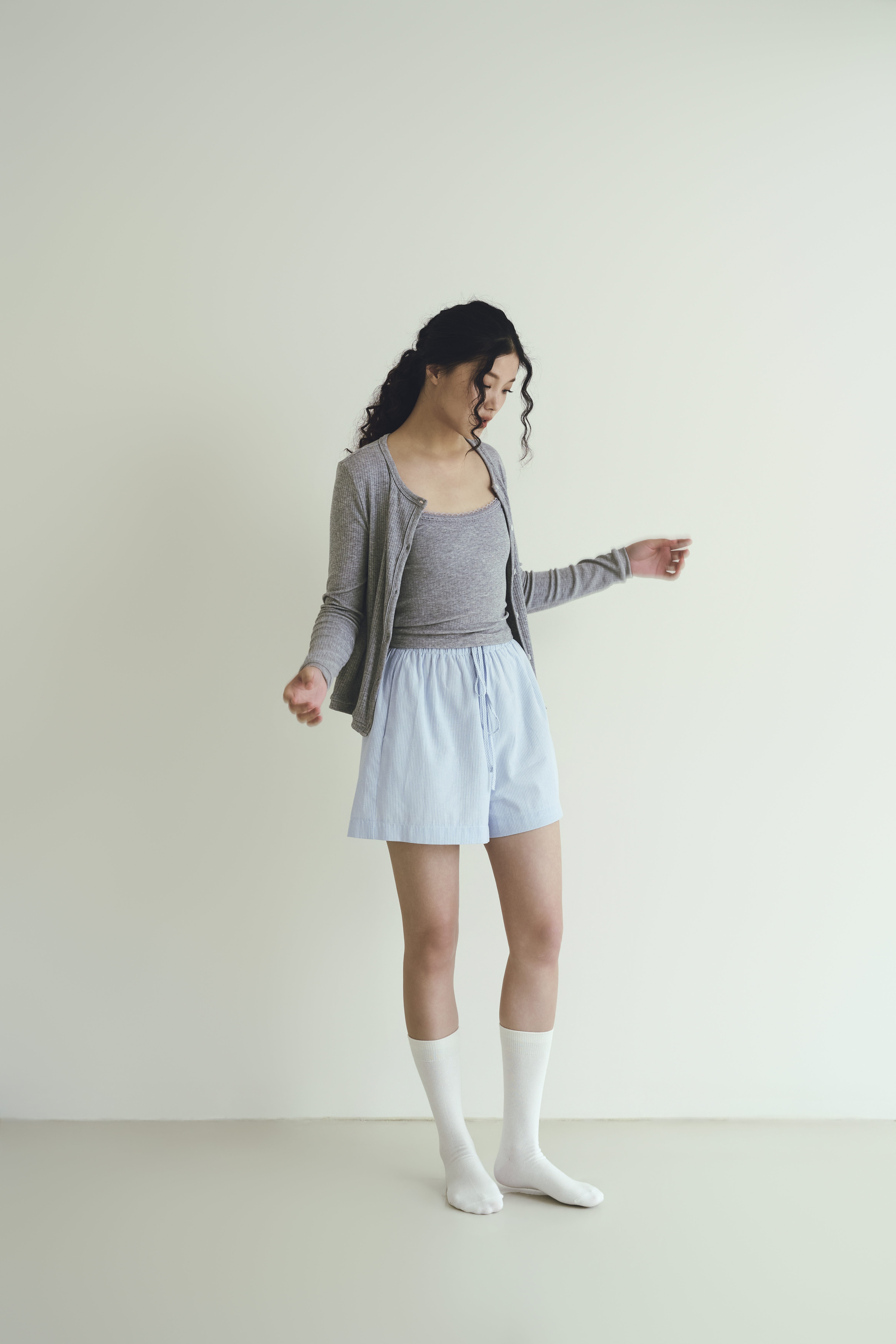 Gmade/Elegant mood紋理針織兩件式set（圓領排釦外套+蕾絲拼邊背心）-灰