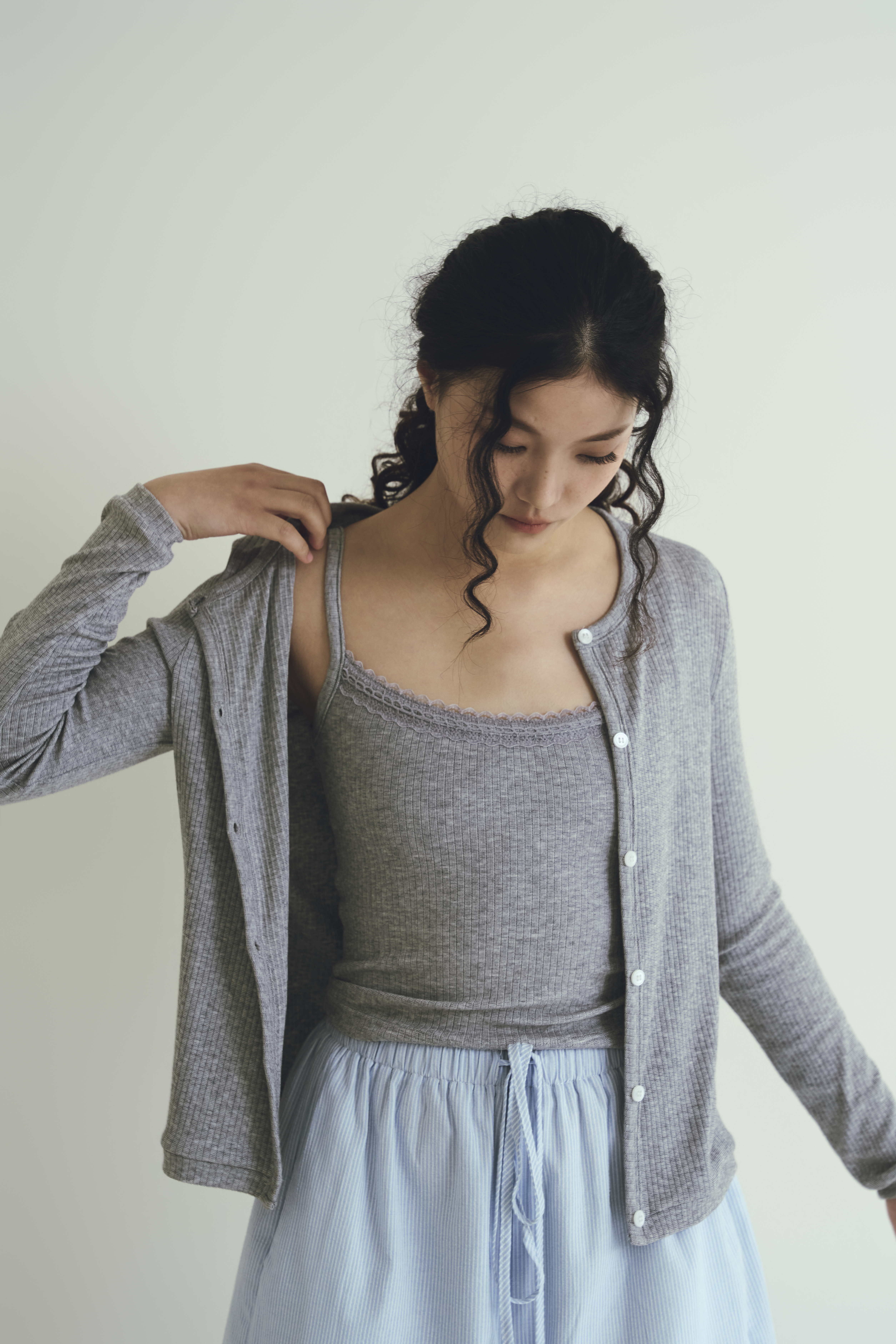 Gmade/Elegant mood紋理針織兩件式set（圓領排釦外套+蕾絲拼邊背心）-灰