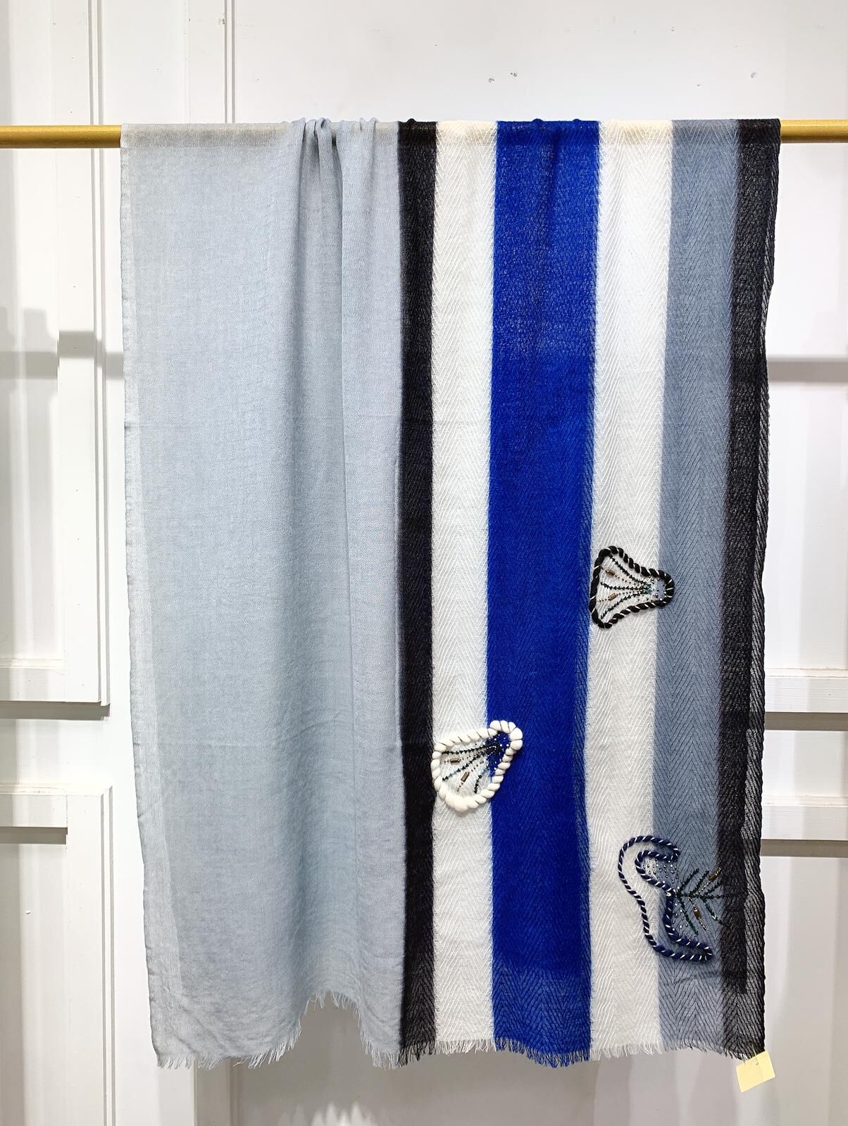 WM099 Scarfesia 有刺繡裝飾的藍色系條紋絲巾 100% Wool