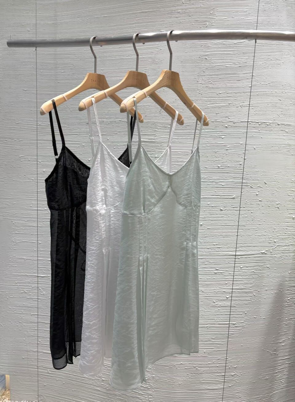 2B6013 兩側壓摺吊帶上衣