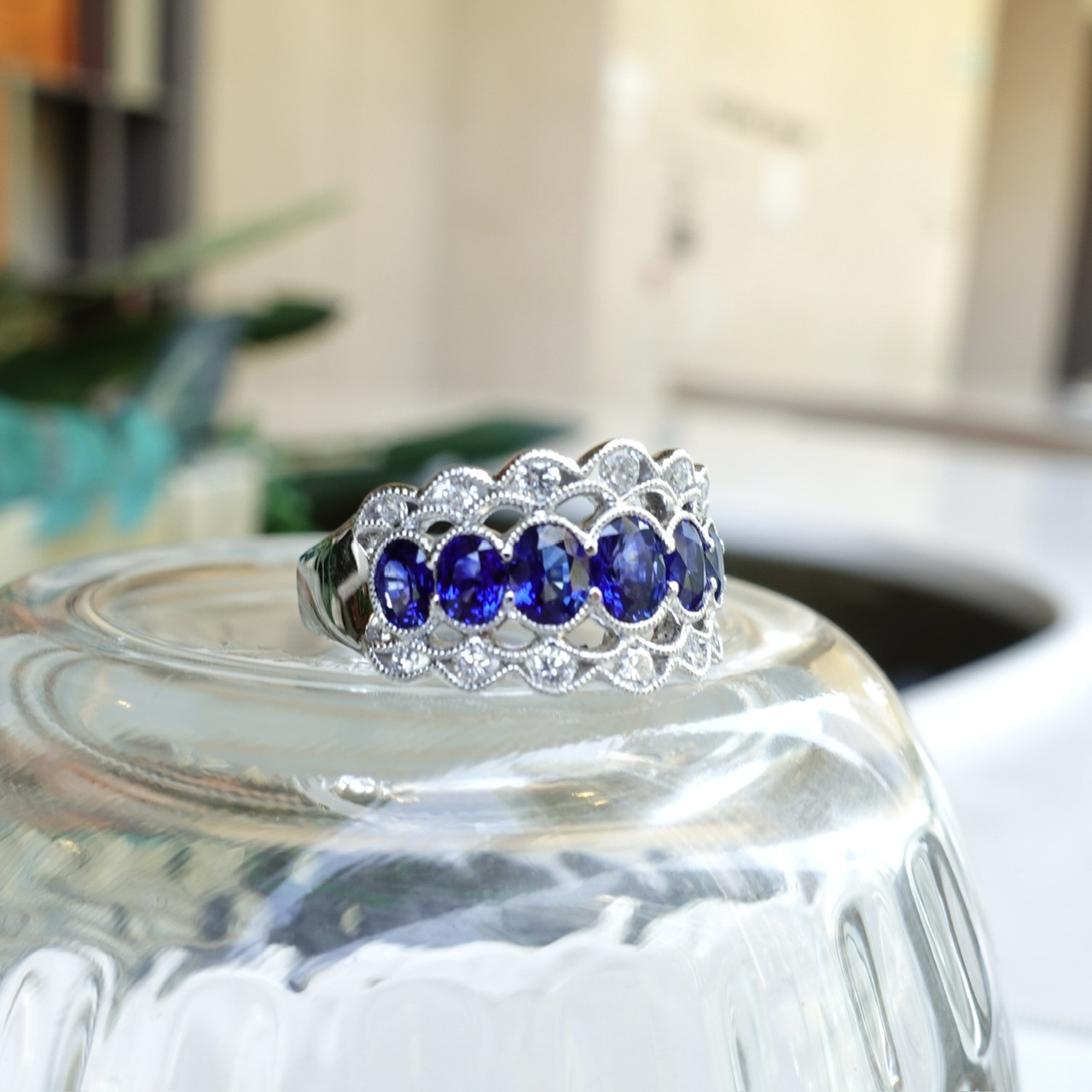 18K金藍寶石鑽石排戒 - 復古鏤空設計