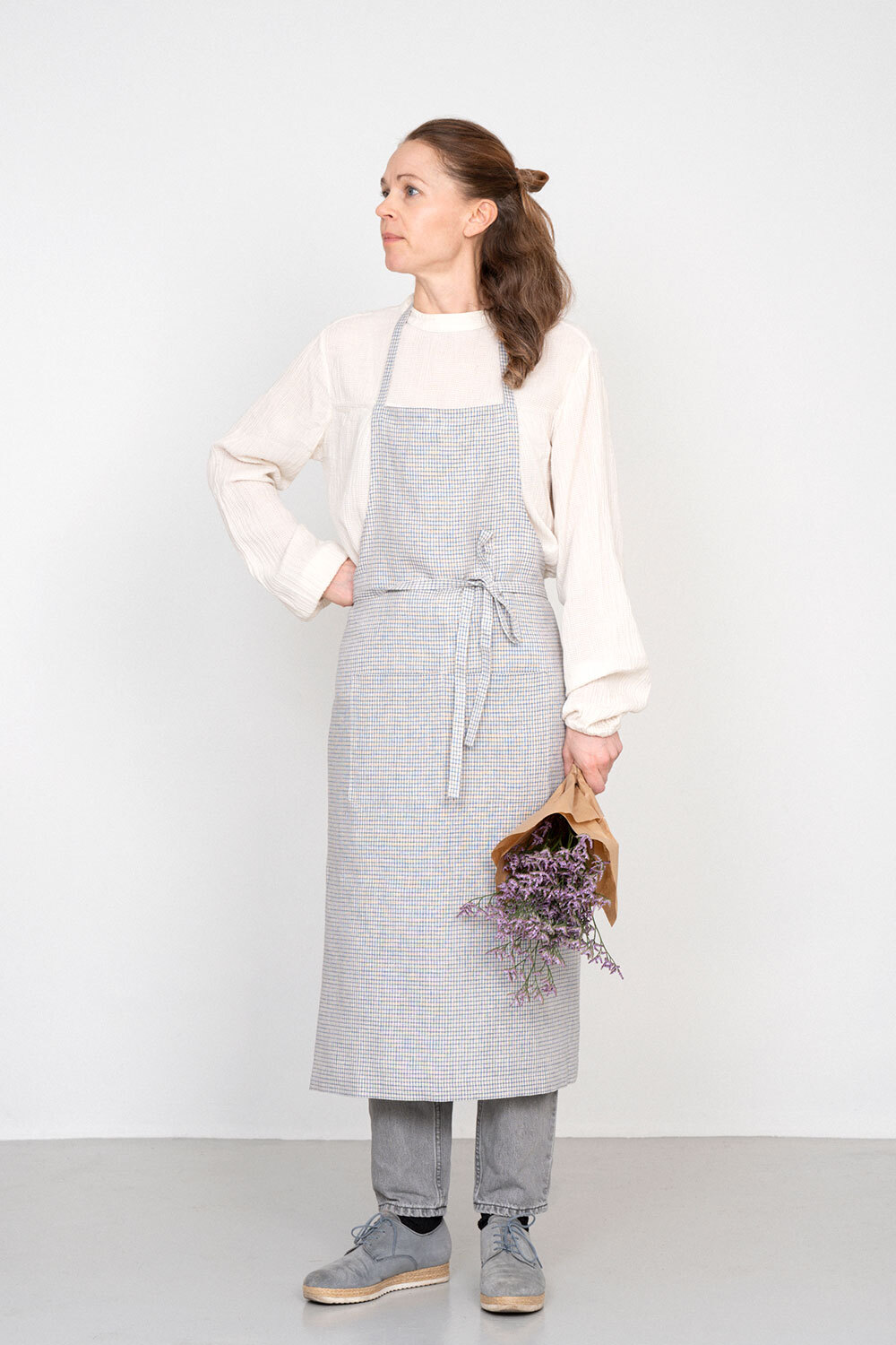 fog linen work - 亞麻全身圍裙 / 白底深縹線小窗櫺格紋