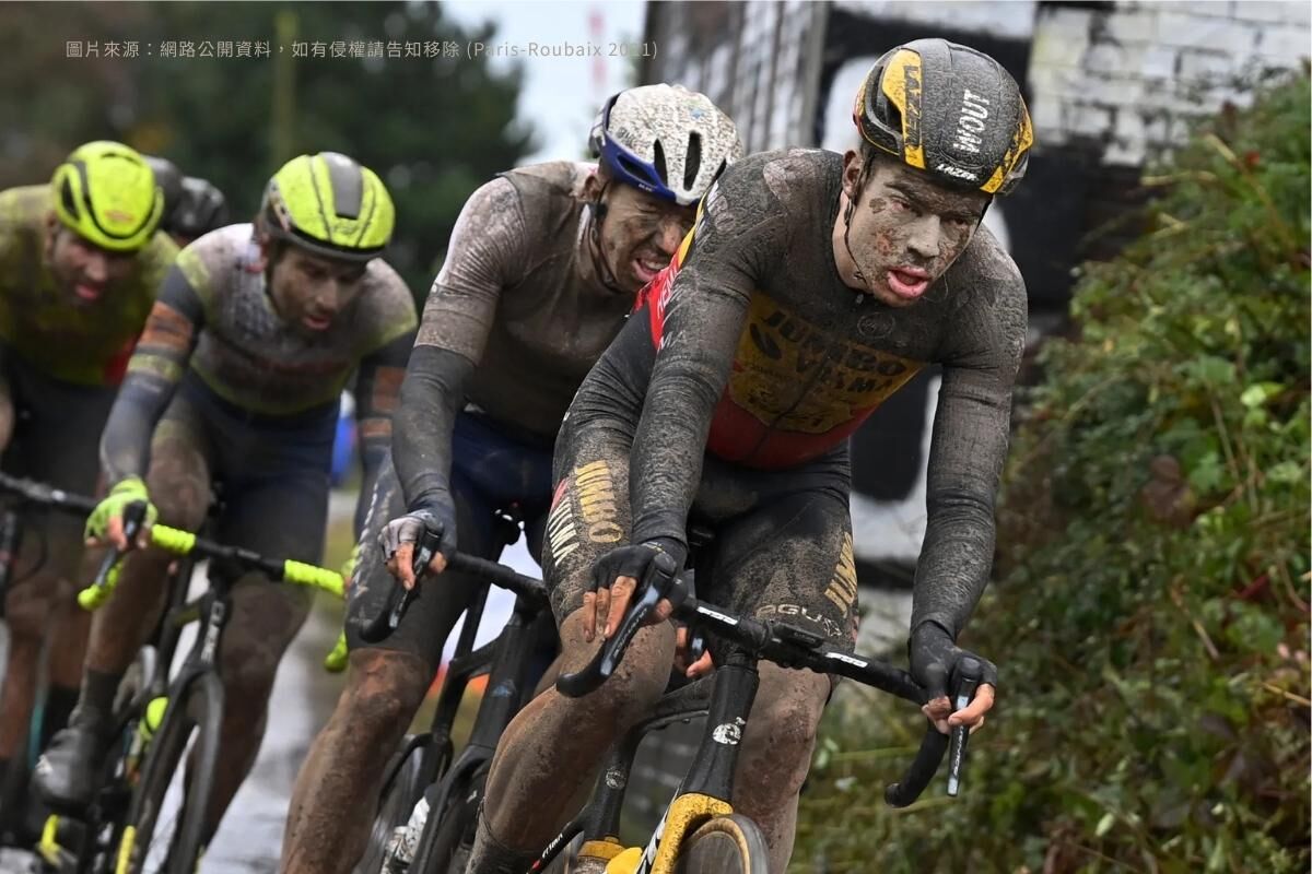 Wout van Aert 在 Paris Roubaix 石板路古典賽中騎乘