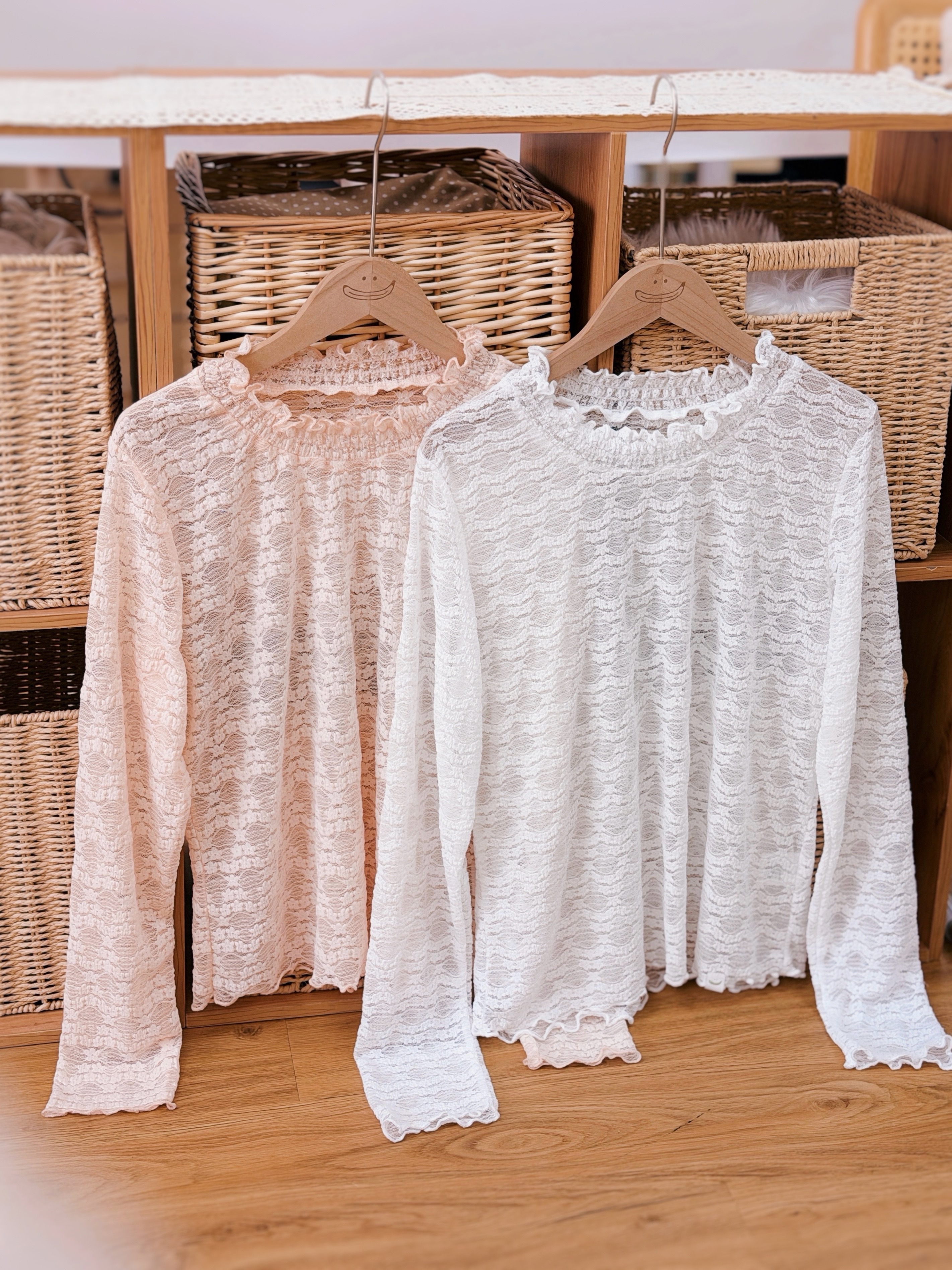 兩色 / 輕透三角櫻花薄長袖上衣 / Ethereal Sakura Lace Top