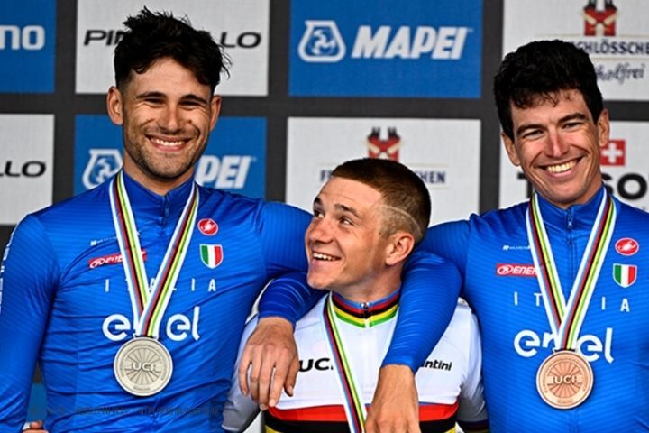 Remco Evenepoel 與 Filippo Ganna 等計時賽選手合影