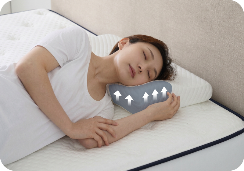 模特兒側躺於引力貼貼枕，兩側加高設計讓肩頸線條保持水平、不壓迫。
