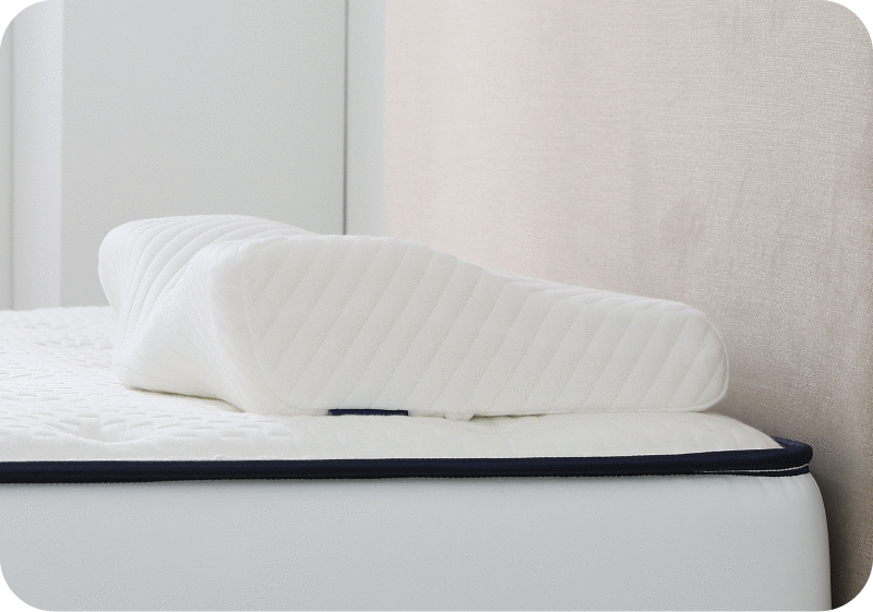 引力貼貼枕與增高墊片堆疊組合展示，可依據身形自由調整理想的睡眠高度。