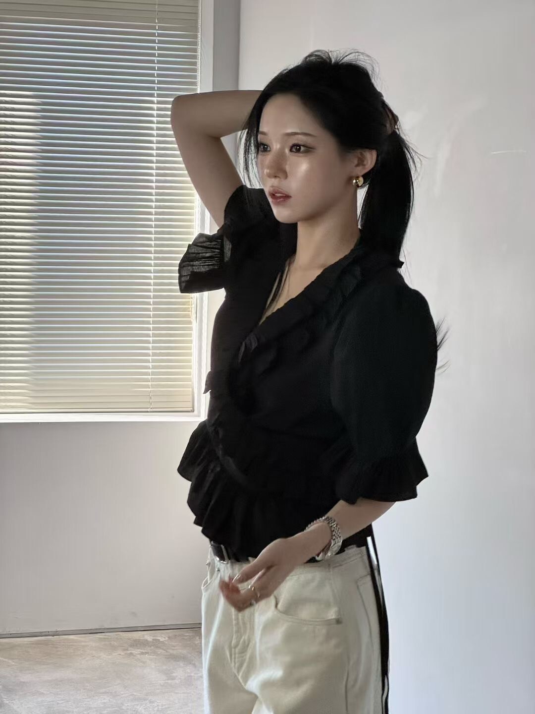 交疊V領荷葉滾邊側綁帶澎澎袖上衣 / 2色