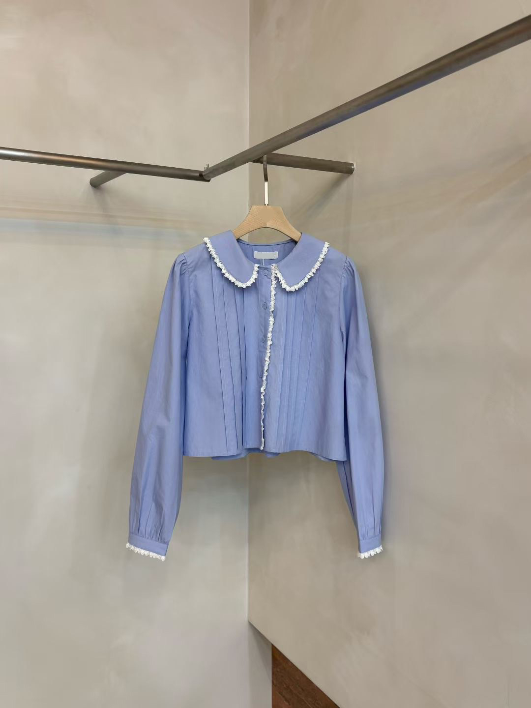 白色蕾絲滾邊領片造型排釦上衣 / 2色